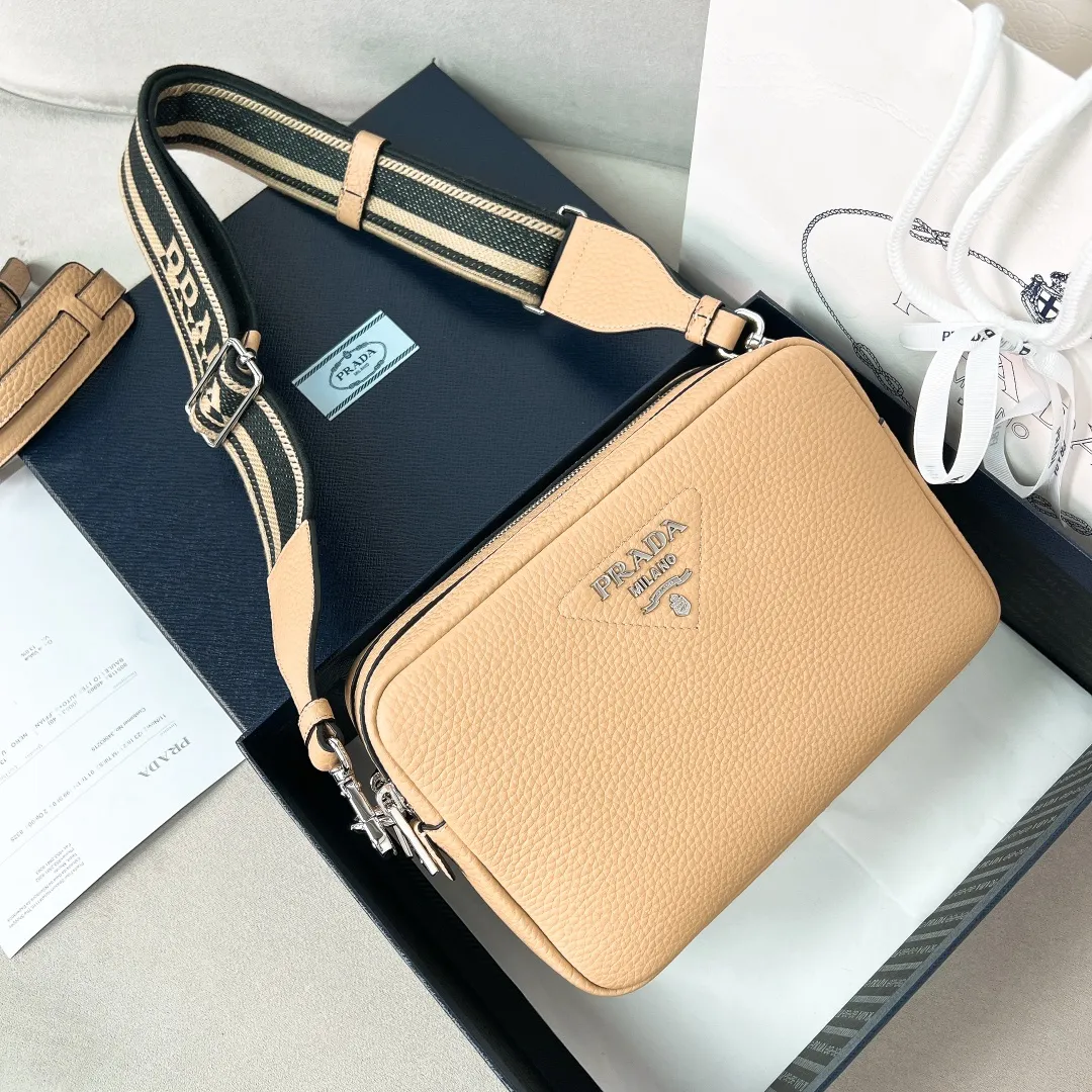 💰1700✨New product launch✨The latest pebbled shoulder bag with double zipper 1BH082 is carefully made of soft textured pebbled calfskin. The bag has a rounded and soft silhouette. Multi-functional detachable embroidered shoulder straps and leather shoulder straps. Double zipper compartments for more convenient storage. Outstanding and elegant style. Can be carried in hand, on one shoulder or crossbody. A handbag that perfectly blends classic heritage with the trend of the times. Fairy must-have nude pink size 22*14.5*8.5cm