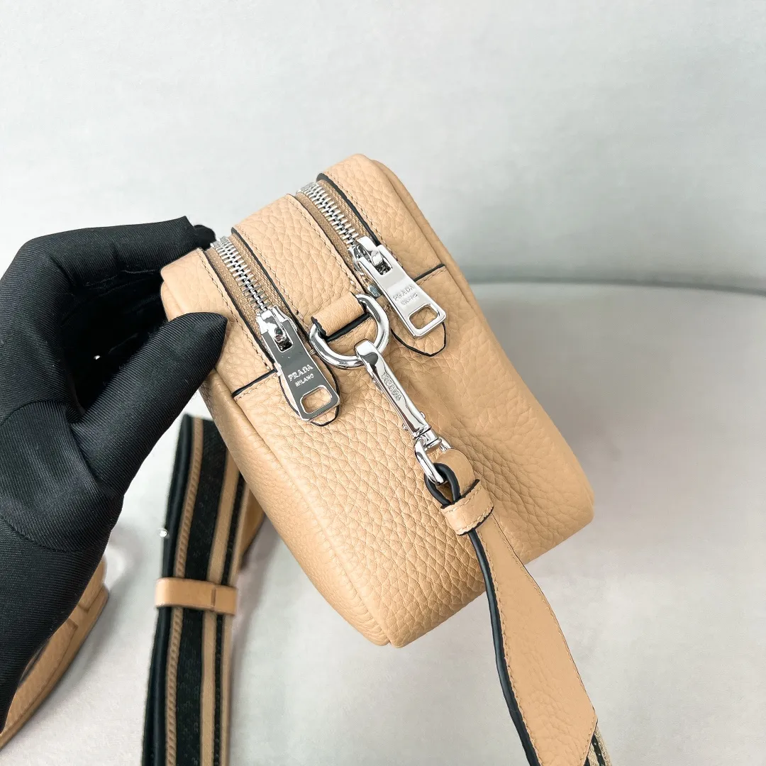💰1700✨New product launch✨The latest pebbled shoulder bag with double zipper 1BH082 is carefully made of soft textured pebbled calfskin. The bag has a rounded and soft silhouette. Multi-functional detachable embroidered shoulder straps and leather shoulder straps. Double zipper compartments for more convenient storage. Outstanding and elegant style. Can be carried in hand, on one shoulder or crossbody. A handbag that perfectly blends classic heritage with the trend of the times. Fairy must-have nude pink size 22*14.5*8.5cm