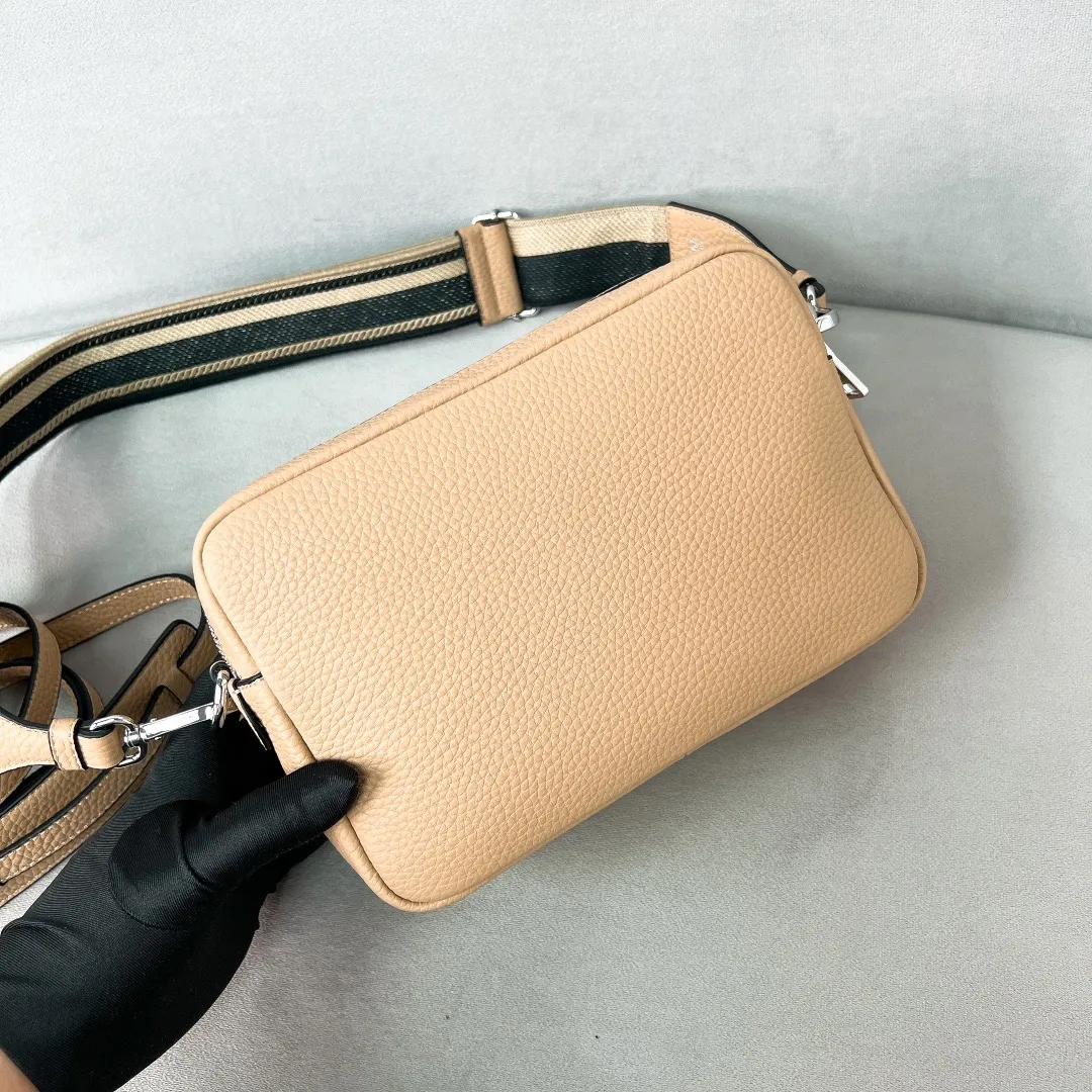 💰1700✨New product launch✨The latest pebbled shoulder bag with double zipper 1BH082 is carefully made of soft textured pebbled calfskin. The bag has a rounded and soft silhouette. Multi-functional detachable embroidered shoulder straps and leather shoulder straps. Double zipper compartments for more convenient storage. Outstanding and elegant style. Can be carried in hand, on one shoulder or crossbody. A handbag that perfectly blends classic heritage with the trend of the times. Fairy must-have nude pink size 22*14.5*8.5cm