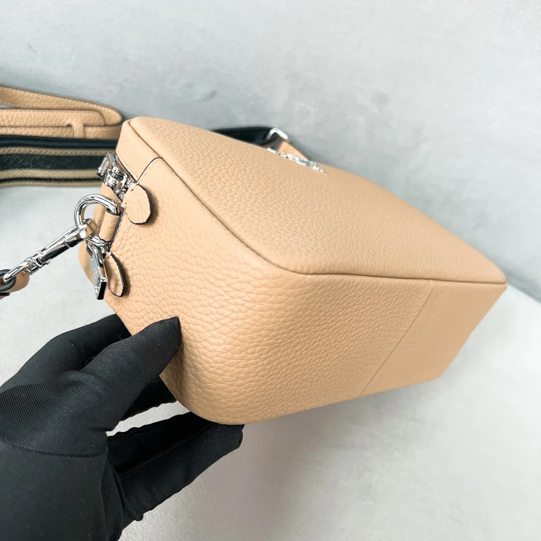 💰1700✨New product launch✨The latest pebbled shoulder bag with double zipper 1BH082 is carefully made of soft textured pebbled calfskin. The bag has a rounded and soft silhouette. Multi-functional detachable embroidered shoulder straps and leather shoulder straps. Double zipper compartments for more convenient storage. Outstanding and elegant style. Can be carried in hand, on one shoulder or crossbody. A handbag that perfectly blends classic heritage with the trend of the times. Fairy must-have nude pink size 22*14.5*8.5cm