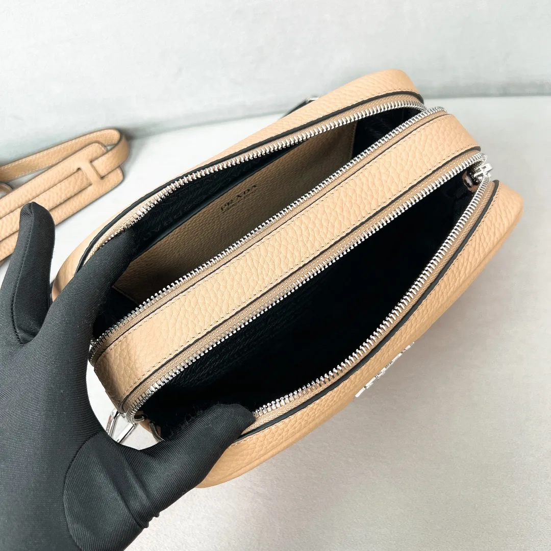 💰1700✨New product launch✨The latest pebbled shoulder bag with double zipper 1BH082 is carefully made of soft textured pebbled calfskin. The bag has a rounded and soft silhouette. Multi-functional detachable embroidered shoulder straps and leather shoulder straps. Double zipper compartments for more convenient storage. Outstanding and elegant style. Can be carried in hand, on one shoulder or crossbody. A handbag that perfectly blends classic heritage with the trend of the times. Fairy must-have nude pink size 22*14.5*8.5cm