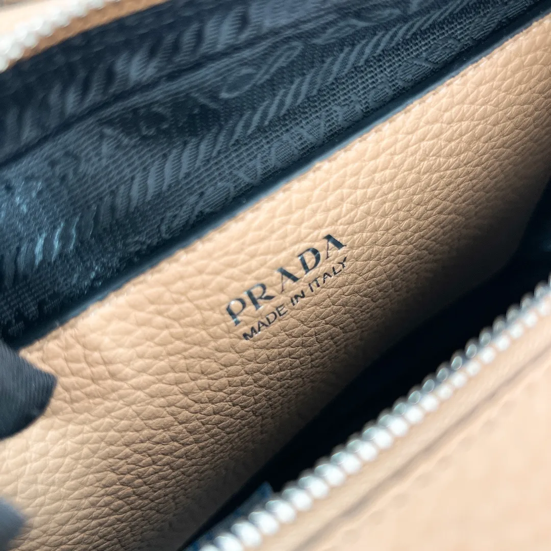 💰1700✨New product launch✨The latest pebbled shoulder bag with double zipper 1BH082 is carefully made of soft textured pebbled calfskin. The bag has a rounded and soft silhouette. Multi-functional detachable embroidered shoulder straps and leather shoulder straps. Double zipper compartments for more convenient storage. Outstanding and elegant style. Can be carried in hand, on one shoulder or crossbody. A handbag that perfectly blends classic heritage with the trend of the times. Fairy must-have nude pink size 22*14.5*8.5cm