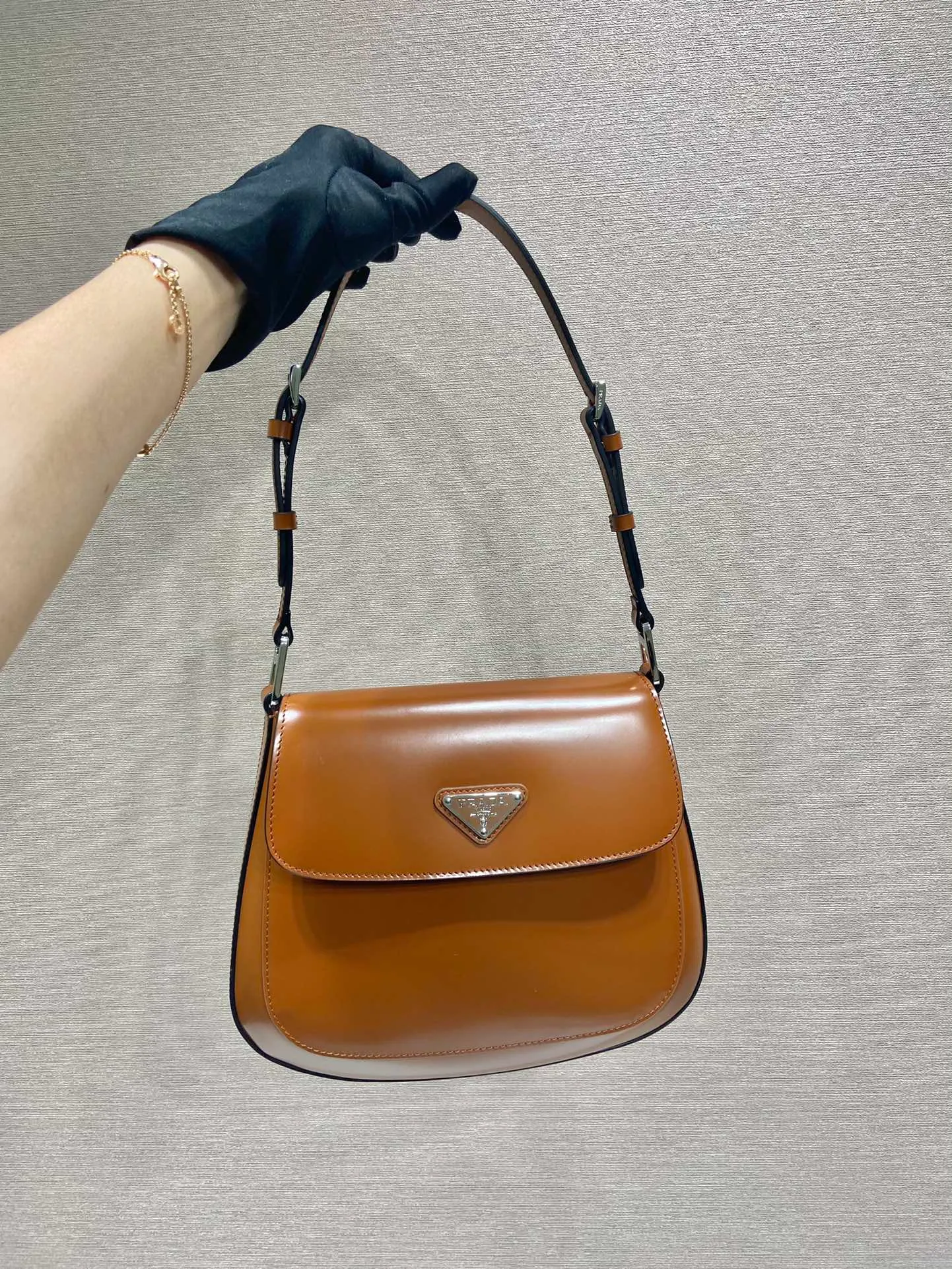 💰1320🎉Large Flap/Double Shoulder Straps🎉New Second-hand Underarm Bag/Large Flap😘😘 This year’s popular flip-top second-hand armpit bag has always been very popular. This double shoulder strap design is so practical👏It can be carried on the shoulder/crossbody, I love it😘, the whole leather is delicate and smooth, the special-shaped bag design is cool and fashionable, the capacity is sufficient, and it is light and can be packed It’s perfect without being outdated. It has a retro-feel concave shape. Another popular model for internet celebrities🙊🙊 Style number: 1BD303, length 24x height 19x bottom 6cm