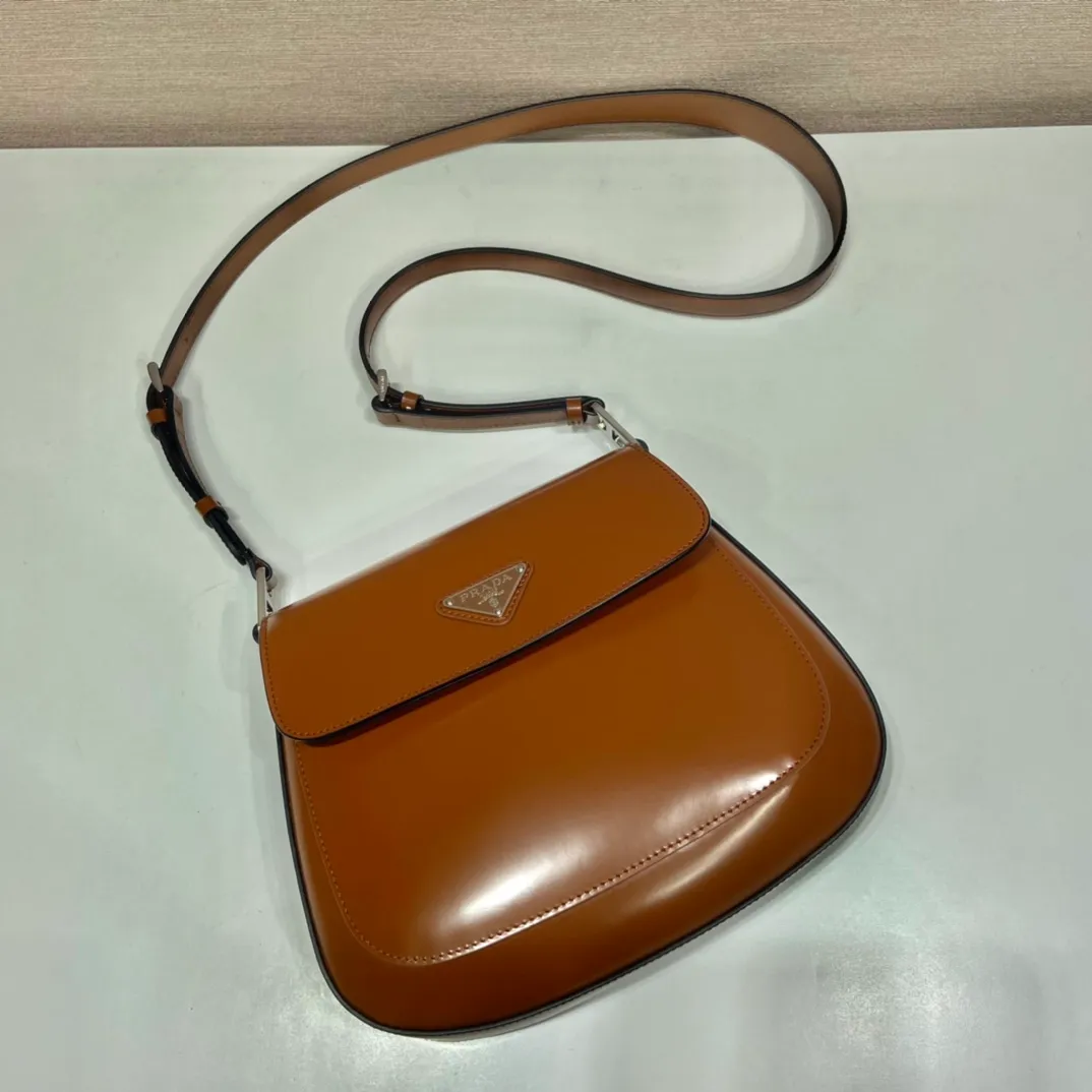 💰1320🎉Large Flap/Double Shoulder Straps🎉New Second-hand Underarm Bag/Large Flap😘😘 This year’s popular flip-top second-hand armpit bag has always been very popular. This double shoulder strap design is so practical👏It can be carried on the shoulder/crossbody, I love it😘, the whole leather is delicate and smooth, the special-shaped bag design is cool and fashionable, the capacity is sufficient, and it is light and can be packed It’s perfect without being outdated. It has a retro-feel concave shape. Another popular model for internet celebrities🙊🙊 Style number: 1BD303, length 24x height 19x bottom 6cm