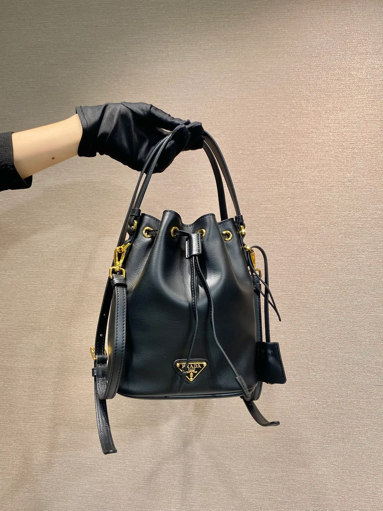 💰1320🎉Calfskin bucket bag🎉1BE067 new product🎉🎉 This bucket bag is made of imported calfskin and top-grade gold hardware, carrying the brand’s original and unique expression of extraordinary beauty. Comes with a detachable and adjustable long leather shoulder strap and leather keychain. Large capacity, light and practical🎉🎉Another popular style that will never go out of style🎉 Length 15.5x Height 19.5x Bottom 10cm