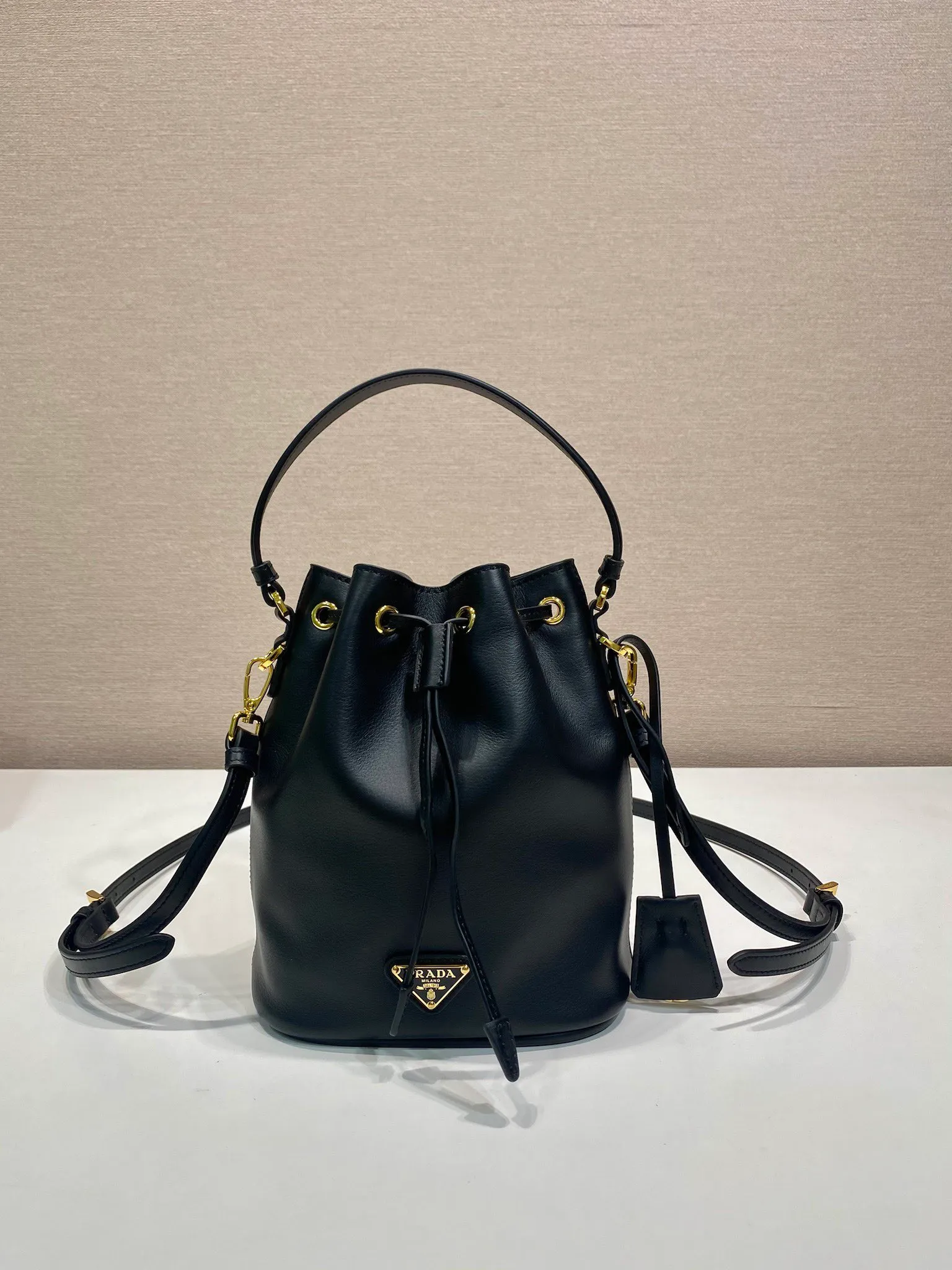 💰1320🎉Calfskin bucket bag🎉1BE067 new product🎉🎉 This bucket bag is made of imported calfskin and top-grade gold hardware, carrying the brand’s original and unique expression of extraordinary beauty. Comes with a detachable and adjustable long leather shoulder strap and leather keychain. Large capacity, light and practical🎉🎉Another popular style that will never go out of style🎉 Length 15.5x Height 19.5x Bottom 10cm