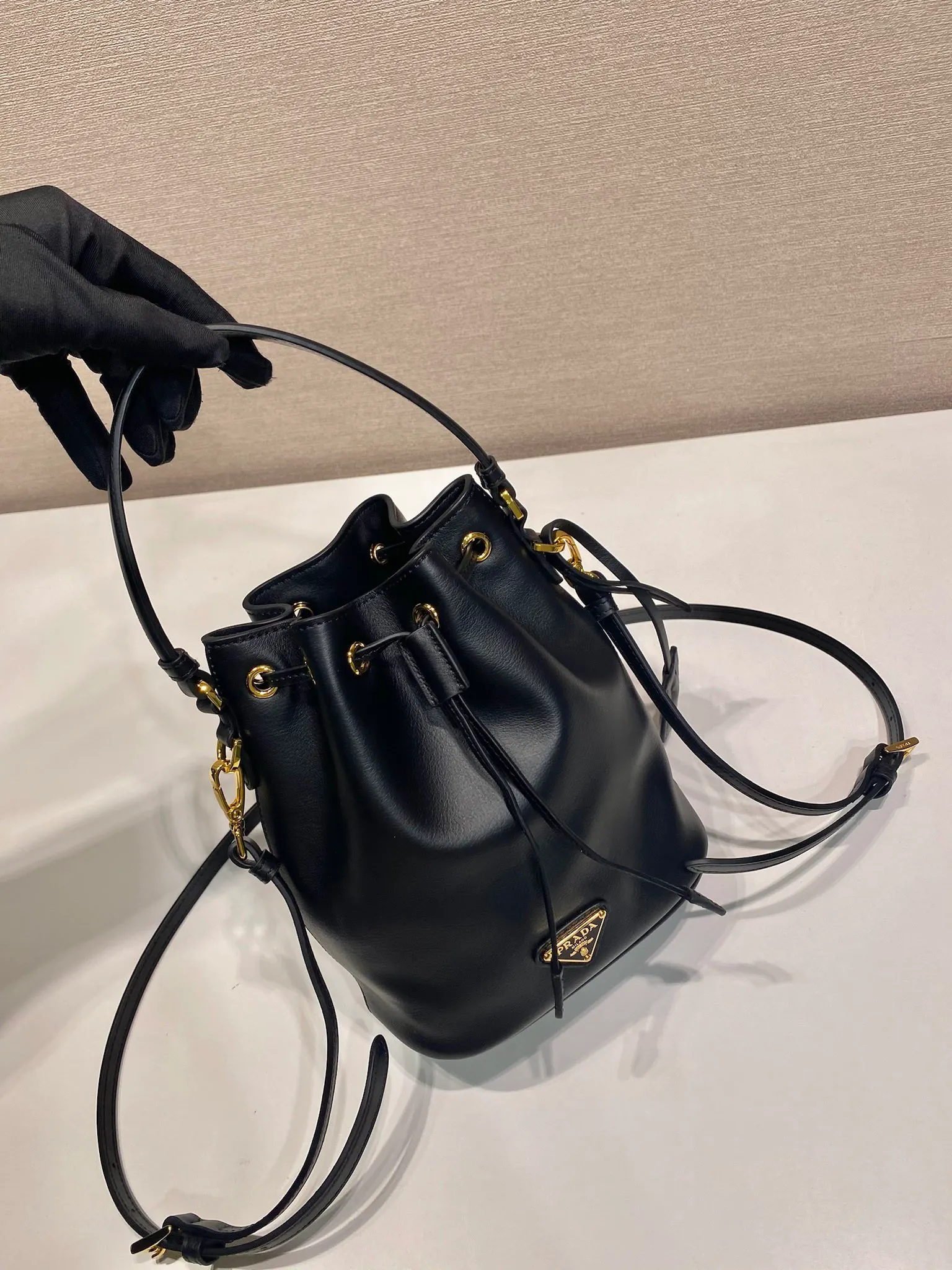 💰1320🎉Calfskin bucket bag🎉1BE067 new product🎉🎉 This bucket bag is made of imported calfskin and top-grade gold hardware, carrying the brand’s original and unique expression of extraordinary beauty. Comes with a detachable and adjustable long leather shoulder strap and leather keychain. Large capacity, light and practical🎉🎉Another popular style that will never go out of style🎉 Length 15.5x Height 19.5x Bottom 10cm