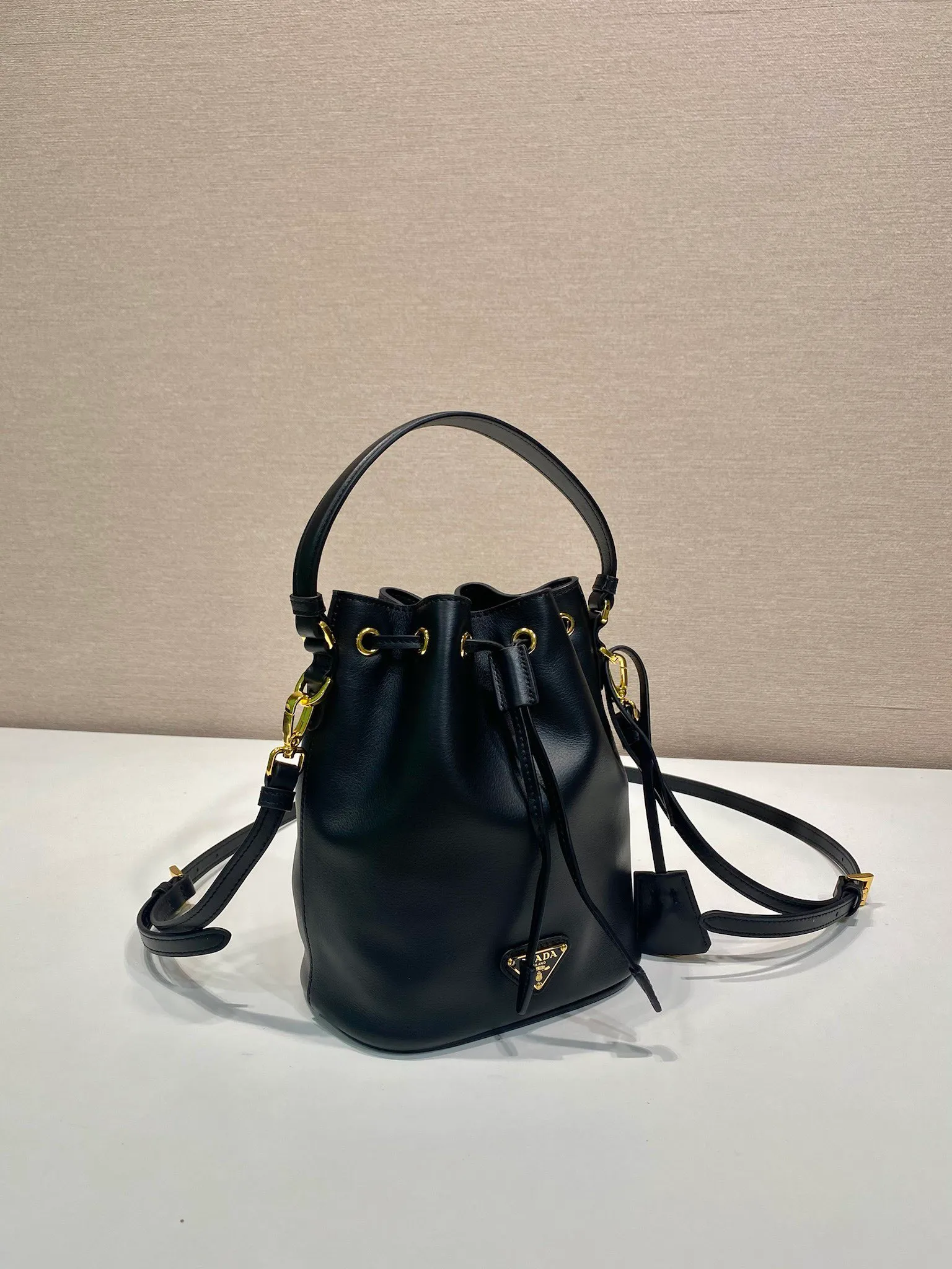💰1320🎉Calfskin bucket bag🎉1BE067 new product🎉🎉 This bucket bag is made of imported calfskin and top-grade gold hardware, carrying the brand’s original and unique expression of extraordinary beauty. Comes with a detachable and adjustable long leather shoulder strap and leather keychain. Large capacity, light and practical🎉🎉Another popular style that will never go out of style🎉 Length 15.5x Height 19.5x Bottom 10cm