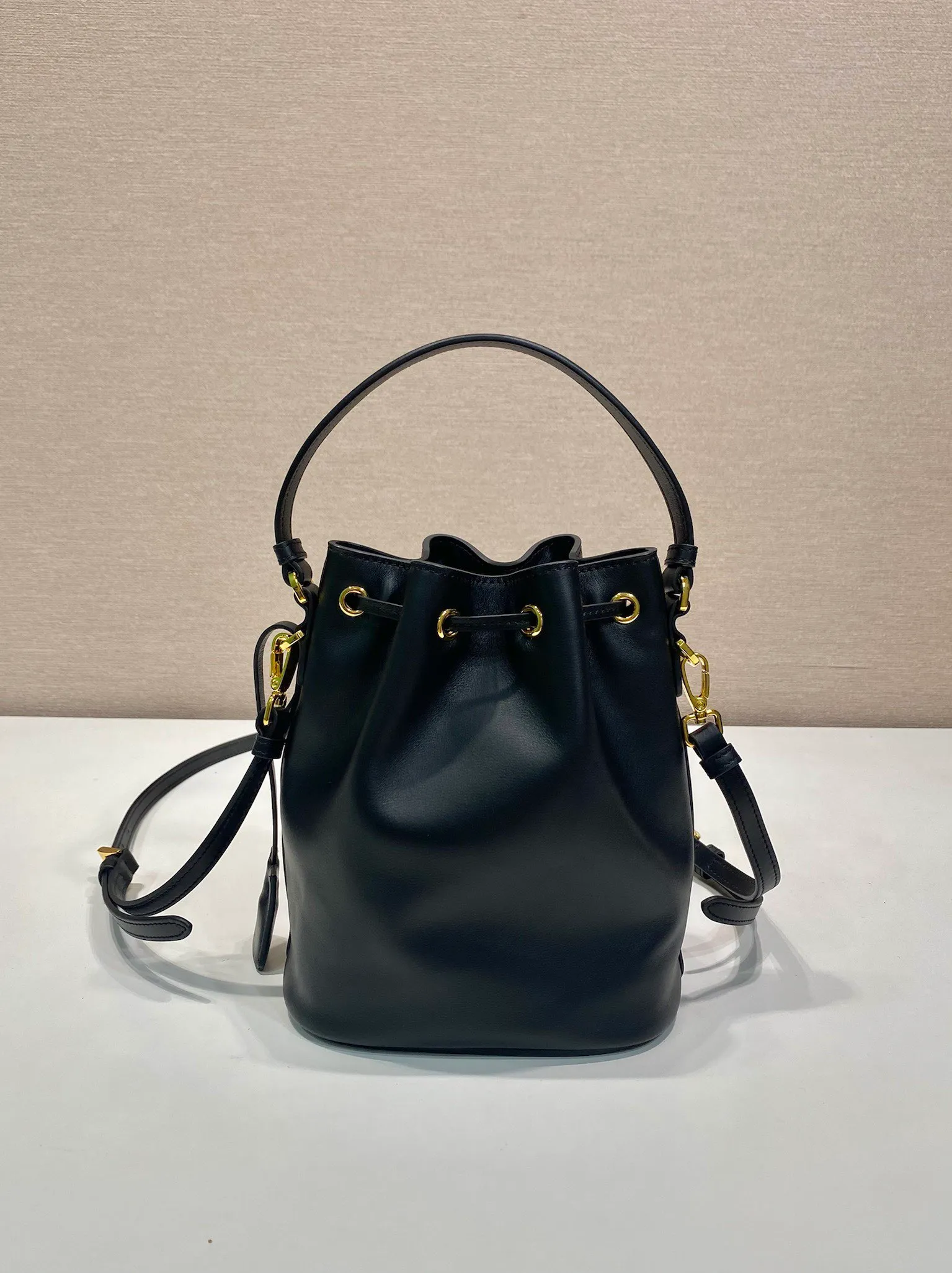 💰1320🎉Calfskin bucket bag🎉1BE067 new product🎉🎉 This bucket bag is made of imported calfskin and top-grade gold hardware, carrying the brand’s original and unique expression of extraordinary beauty. Comes with a detachable and adjustable long leather shoulder strap and leather keychain. Large capacity, light and practical🎉🎉Another popular style that will never go out of style🎉 Length 15.5x Height 19.5x Bottom 10cm