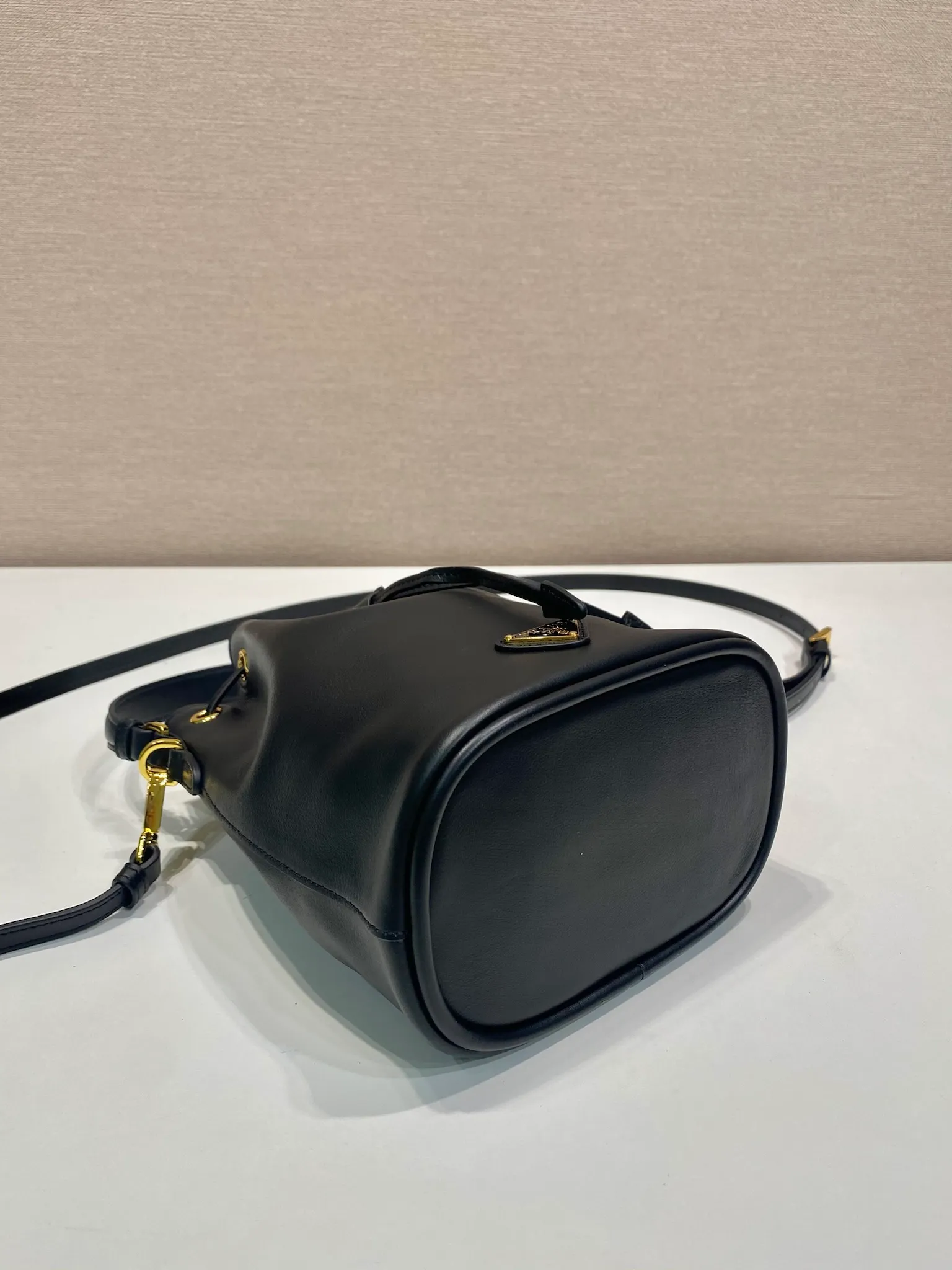 💰1320🎉Calfskin bucket bag🎉1BE067 new product🎉🎉 This bucket bag is made of imported calfskin and top-grade gold hardware, carrying the brand’s original and unique expression of extraordinary beauty. Comes with a detachable and adjustable long leather shoulder strap and leather keychain. Large capacity, light and practical🎉🎉Another popular style that will never go out of style🎉 Length 15.5x Height 19.5x Bottom 10cm