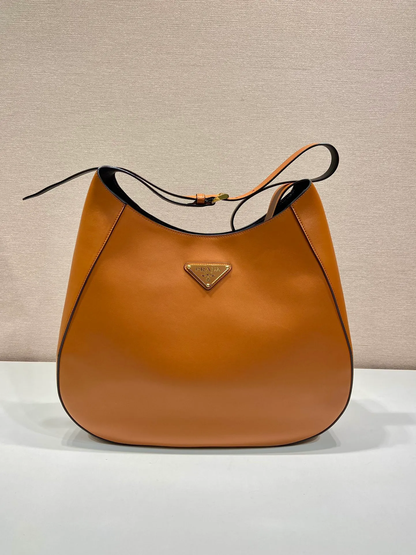 💰2000🎉Extra Large Cleo🎉1BC181 New Extra Large Crossbody Bag🎉🎉New Color This crossbody bag is made of imported calf bag with imported sheepskin inside. Whether it is worn crossbody or on one shoulder, it is very stylish and has a great upper body effect. The ultra-large capacity must be strong in practicality, soft to the touch, and full of high-end feel. My favorite babies. Hurry up and get it. Size: length 40x height 30x bottom 9cm🎉🎉🎉👏👏👏