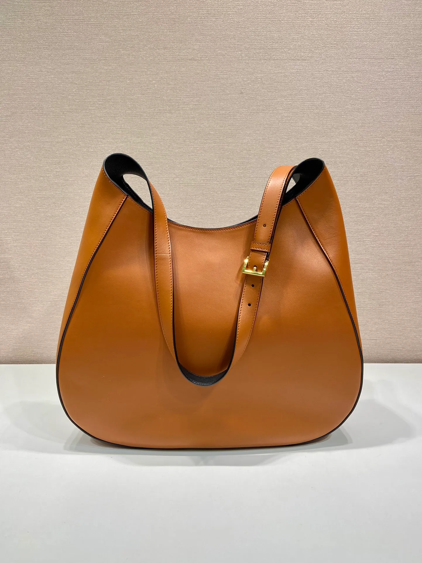💰2000🎉Extra Large Cleo🎉1BC181 New Extra Large Crossbody Bag🎉🎉New Color This crossbody bag is made of imported calf bag with imported sheepskin inside. Whether it is worn crossbody or on one shoulder, it is very stylish and has a great upper body effect. The ultra-large capacity must be strong in practicality, soft to the touch, and full of high-end feel. My favorite babies. Hurry up and get it. Size: length 40x height 30x bottom 9cm🎉🎉🎉👏👏👏
