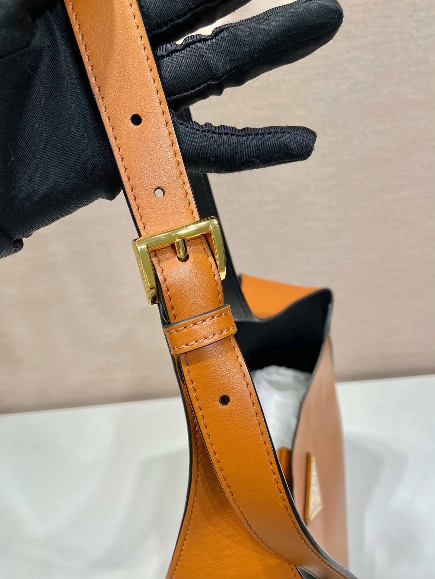 💰2000🎉Extra Large Cleo🎉1BC181 New Extra Large Crossbody Bag🎉🎉New Color This crossbody bag is made of imported calf bag with imported sheepskin inside. Whether it is worn crossbody or on one shoulder, it is very stylish and has a great upper body effect. The ultra-large capacity must be strong in practicality, soft to the touch, and full of high-end feel. My favorite babies. Hurry up and get it. Size: length 40x height 30x bottom 9cm🎉🎉🎉👏👏👏
