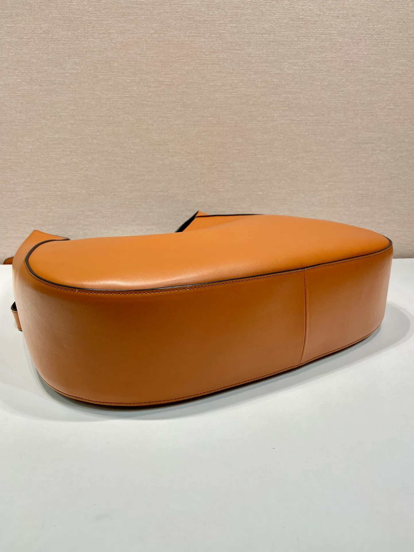 💰2000🎉Extra Large Cleo🎉1BC181 New Extra Large Crossbody Bag🎉🎉New Color This crossbody bag is made of imported calf bag with imported sheepskin inside. Whether it is worn crossbody or on one shoulder, it is very stylish and has a great upper body effect. The ultra-large capacity must be strong in practicality, soft to the touch, and full of high-end feel. My favorite babies. Hurry up and get it. Size: length 40x height 30x bottom 9cm🎉🎉🎉👏👏👏