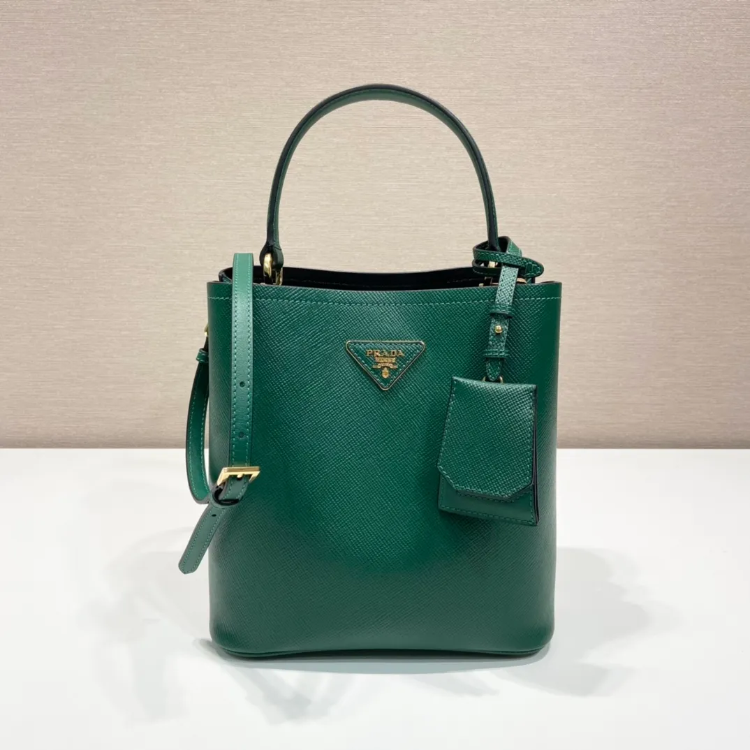 💰1840🔆Exclusive first release🔆1BA212💋New color🎉🎉 Original item🤙🤙Made of imported Saffiano leather material, removable shoulder strap, leather nameplate and metal logo complement each other. Leather-covered central pocket with magnetic buckle. Saffiano leather triangle logo. Contrast color nappa leather lining. This Double handbag has an elegant style, eye-catching and unique. It is also a popular style🙋🏻🙋🏻Length 22X Height 23X Bottom 13cm