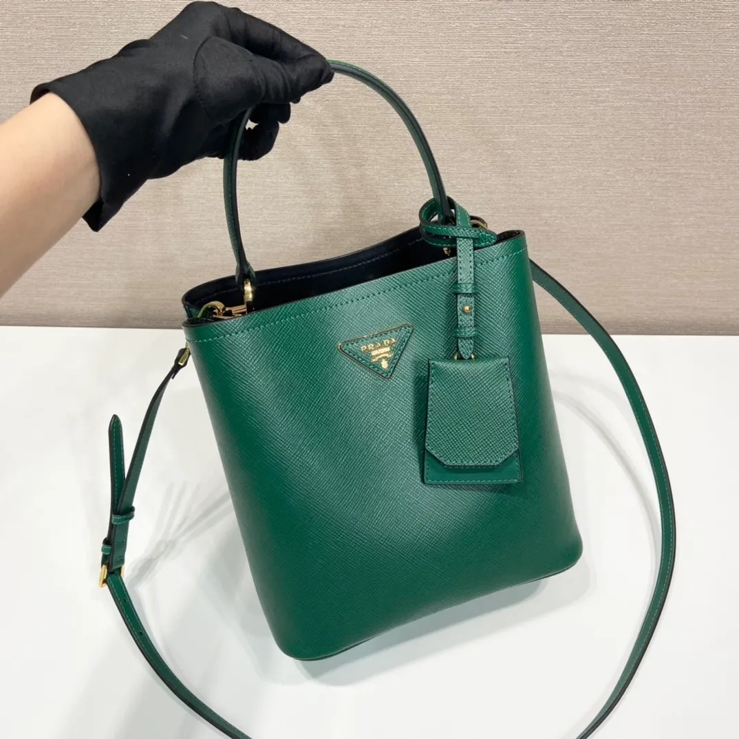 💰1840🔆Exclusive first release🔆1BA212💋New color🎉🎉 Original item🤙🤙Made of imported Saffiano leather material, removable shoulder strap, leather nameplate and metal logo complement each other. Leather-covered central pocket with magnetic buckle. Saffiano leather triangle logo. Contrast color nappa leather lining. This Double handbag has an elegant style, eye-catching and unique. It is also a popular style🙋🏻🙋🏻Length 22X Height 23X Bottom 13cm