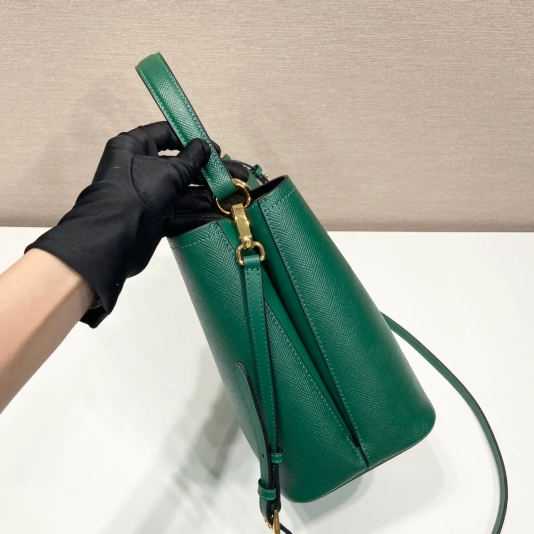 💰1840🔆Exclusive first release🔆1BA212💋New color🎉🎉 Original item🤙🤙Made of imported Saffiano leather material, removable shoulder strap, leather nameplate and metal logo complement each other. Leather-covered central pocket with magnetic buckle. Saffiano leather triangle logo. Contrast color nappa leather lining. This Double handbag has an elegant style, eye-catching and unique. It is also a popular style🙋🏻🙋🏻Length 22X Height 23X Bottom 13cm