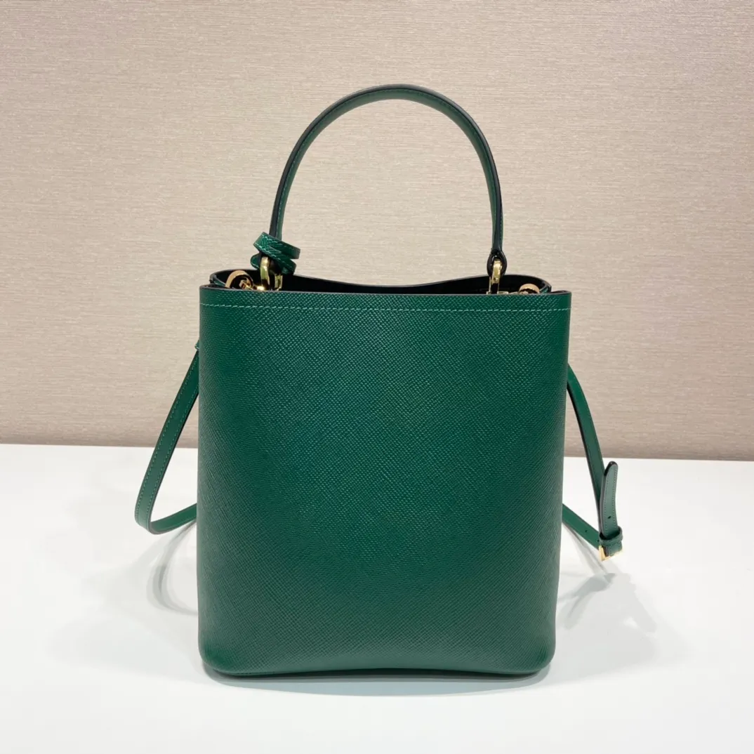 💰1840🔆Exclusive first release🔆1BA212💋New color🎉🎉 Original item🤙🤙Made of imported Saffiano leather material, removable shoulder strap, leather nameplate and metal logo complement each other. Leather-covered central pocket with magnetic buckle. Saffiano leather triangle logo. Contrast color nappa leather lining. This Double handbag has an elegant style, eye-catching and unique. It is also a popular style🙋🏻🙋🏻Length 22X Height 23X Bottom 13cm