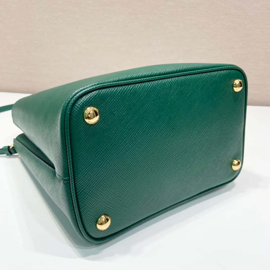 💰1840🔆Exclusive first release🔆1BA212💋New color🎉🎉 Original item🤙🤙Made of imported Saffiano leather material, removable shoulder strap, leather nameplate and metal logo complement each other. Leather-covered central pocket with magnetic buckle. Saffiano leather triangle logo. Contrast color nappa leather lining. This Double handbag has an elegant style, eye-catching and unique. It is also a popular style🙋🏻🙋🏻Length 22X Height 23X Bottom 13cm