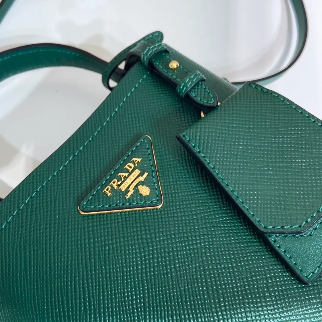 💰1840🔆Exclusive first release🔆1BA212💋New color🎉🎉 Original item🤙🤙Made of imported Saffiano leather material, removable shoulder strap, leather nameplate and metal logo complement each other. Leather-covered central pocket with magnetic buckle. Saffiano leather triangle logo. Contrast color nappa leather lining. This Double handbag has an elegant style, eye-catching and unique. It is also a popular style🙋🏻🙋🏻Length 22X Height 23X Bottom 13cm