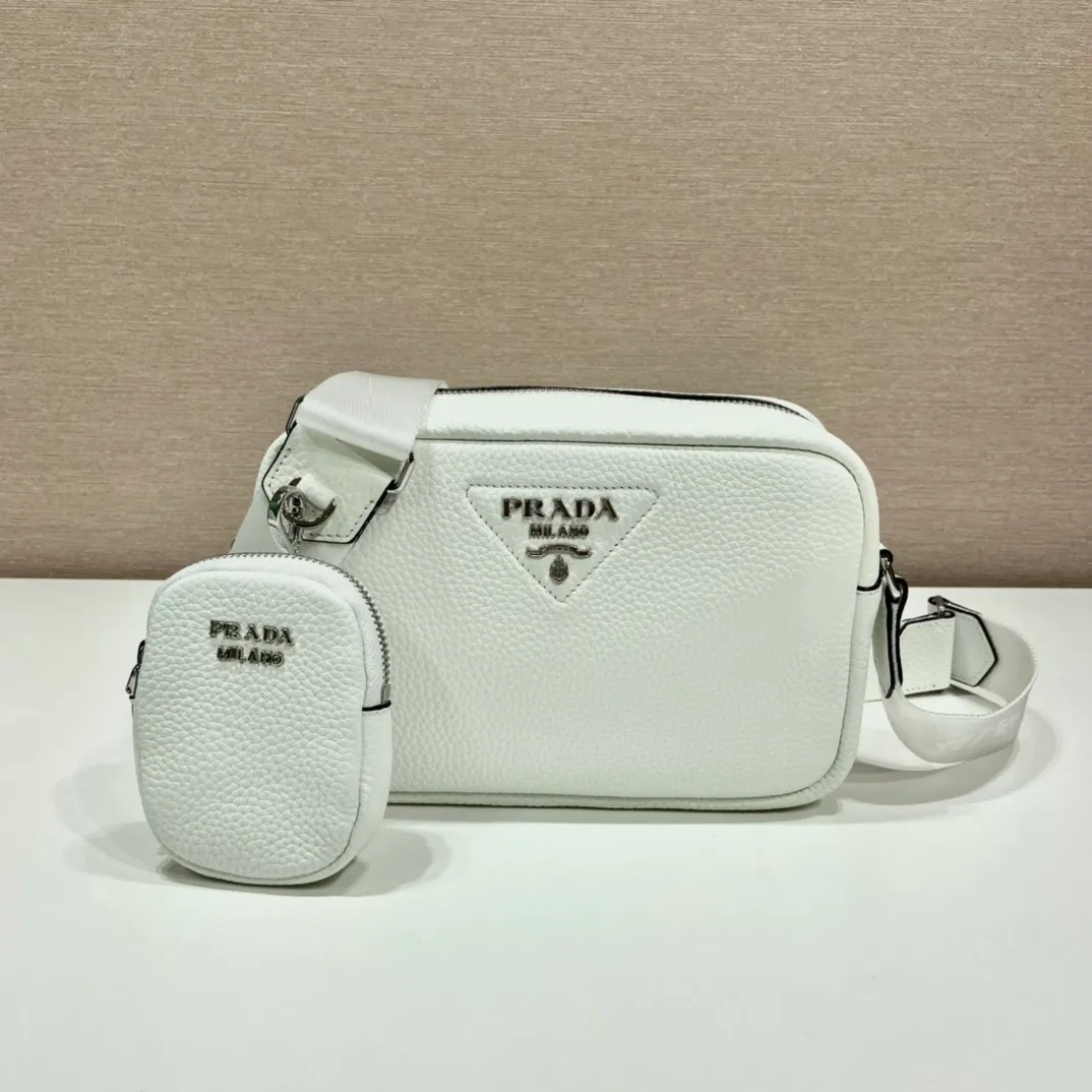 💰1600🎉New cross-body bag🎉1BH182🎉🎉 This cross-body bag is made of imported deerskin grain cowhide and equipped with a long adjustable shoulder strap. My favorite is the small bag on the shoulder strap😘It’s perfect😘. It has large capacity, simple and elegant, and it feels super soft🎉Hurry up and get it🎉 Length 22x Height 14.5x Bottom 8cm