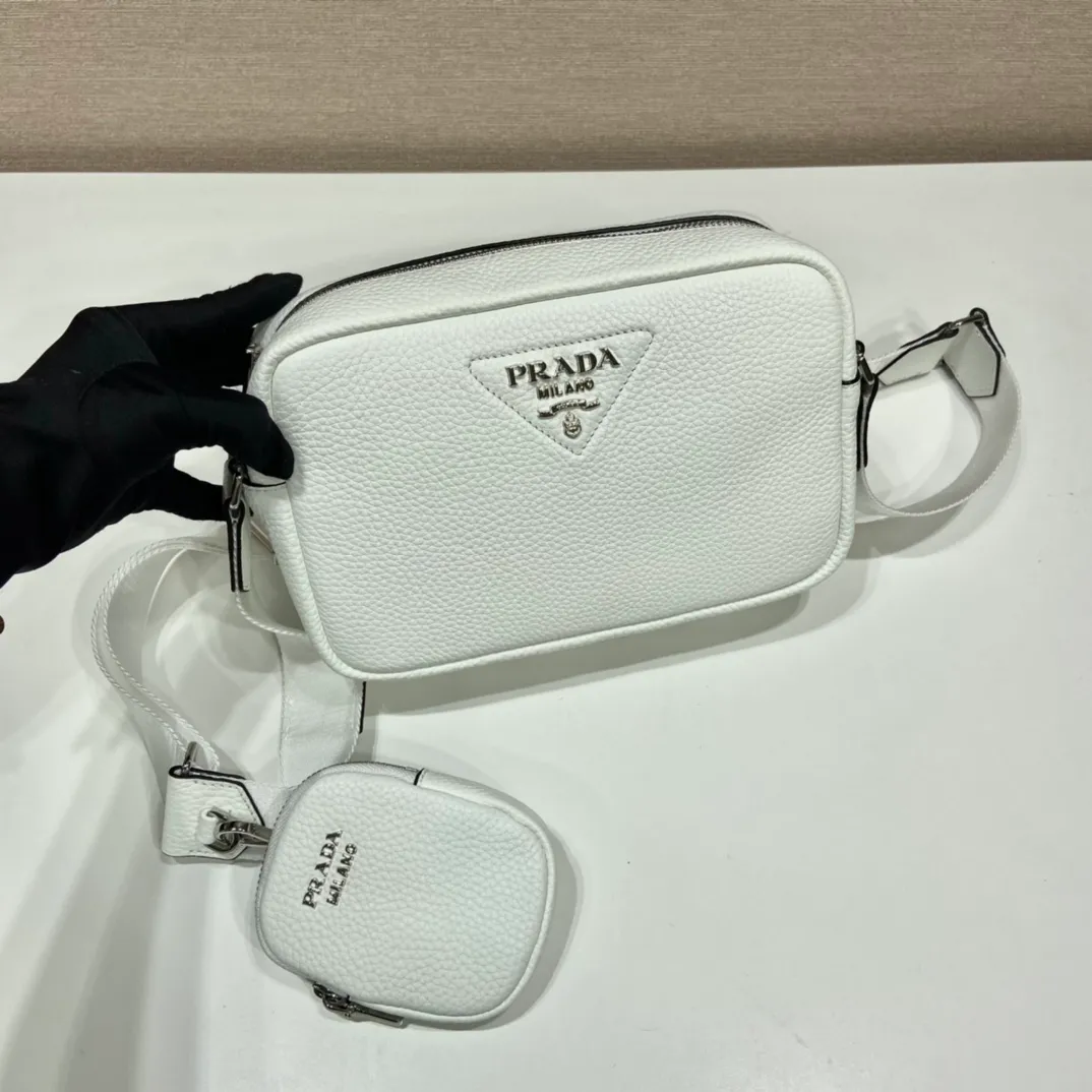 💰1600🎉New cross-body bag🎉1BH182🎉🎉 This cross-body bag is made of imported deerskin grain cowhide and equipped with a long adjustable shoulder strap. My favorite is the small bag on the shoulder strap😘It’s perfect😘. It has large capacity, simple and elegant, and it feels super soft🎉Hurry up and get it🎉 Length 22x Height 14.5x Bottom 8cm