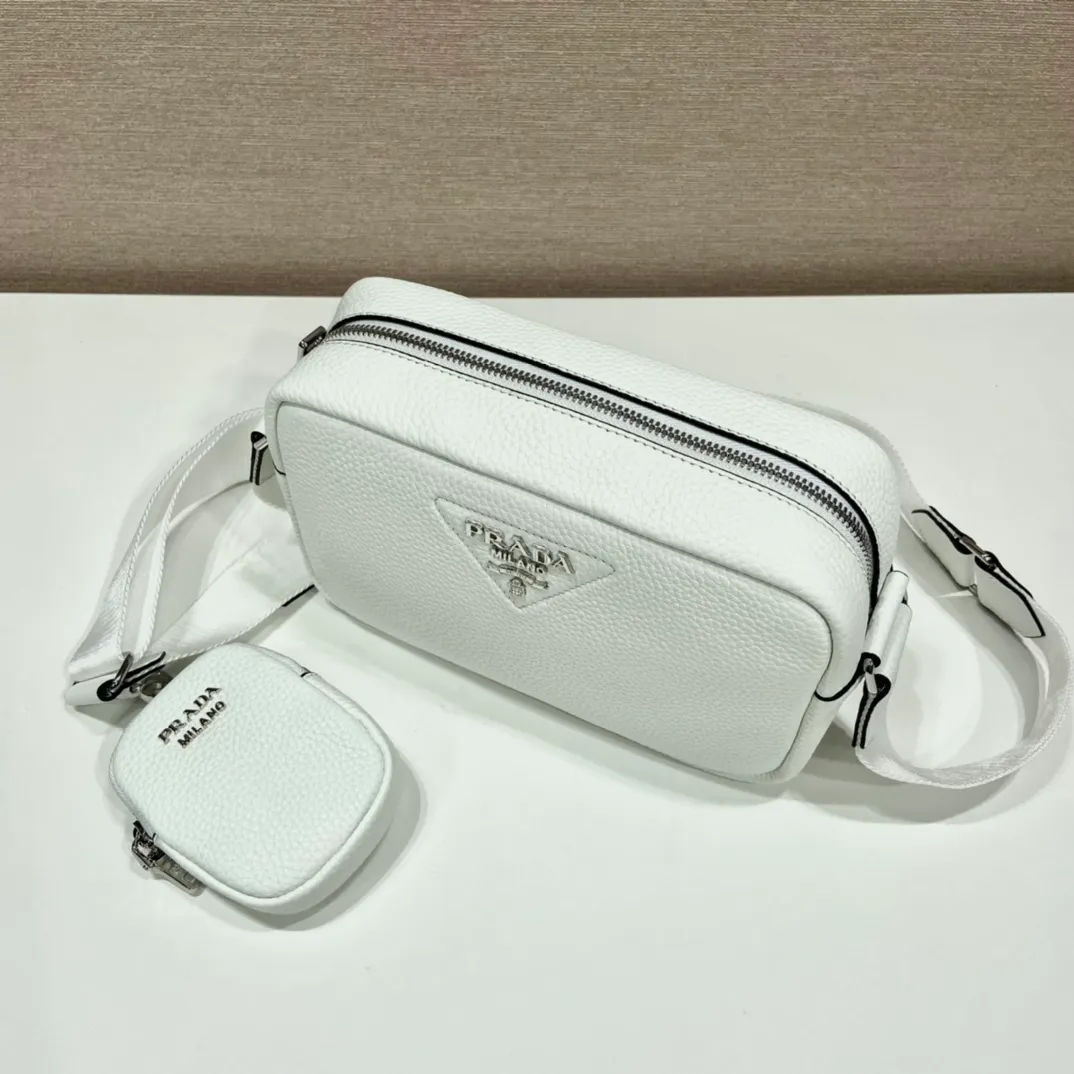💰1600🎉New cross-body bag🎉1BH182🎉🎉 This cross-body bag is made of imported deerskin grain cowhide and equipped with a long adjustable shoulder strap. My favorite is the small bag on the shoulder strap😘It’s perfect😘. It has large capacity, simple and elegant, and it feels super soft🎉Hurry up and get it🎉 Length 22x Height 14.5x Bottom 8cm