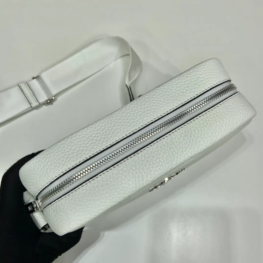 💰1600🎉New cross-body bag🎉1BH182🎉🎉 This cross-body bag is made of imported deerskin grain cowhide and equipped with a long adjustable shoulder strap. My favorite is the small bag on the shoulder strap😘It’s perfect😘. It has large capacity, simple and elegant, and it feels super soft🎉Hurry up and get it🎉 Length 22x Height 14.5x Bottom 8cm