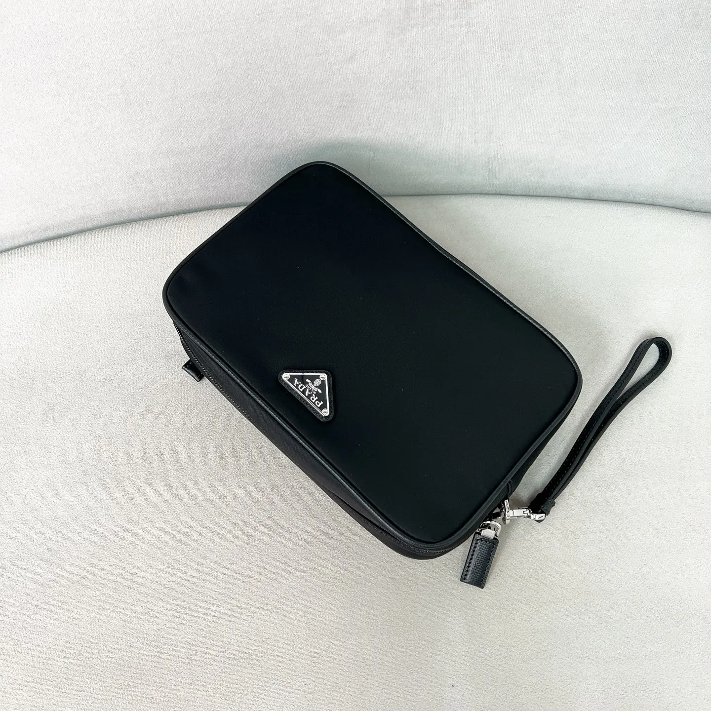 💰700, 2NE007 Men's nylon clutch, imported parachute fabric, triangular enamel logo on the front, very beautiful and elegant. Nylon has always been an area that cannot be surpassed by other brands. The fabric texture is very soft and comfortable, fashionable, lightweight and practical. It is very fashionable to match casually. This capacity is very large and can be used by both men and women. Size: 24*16*7cm black