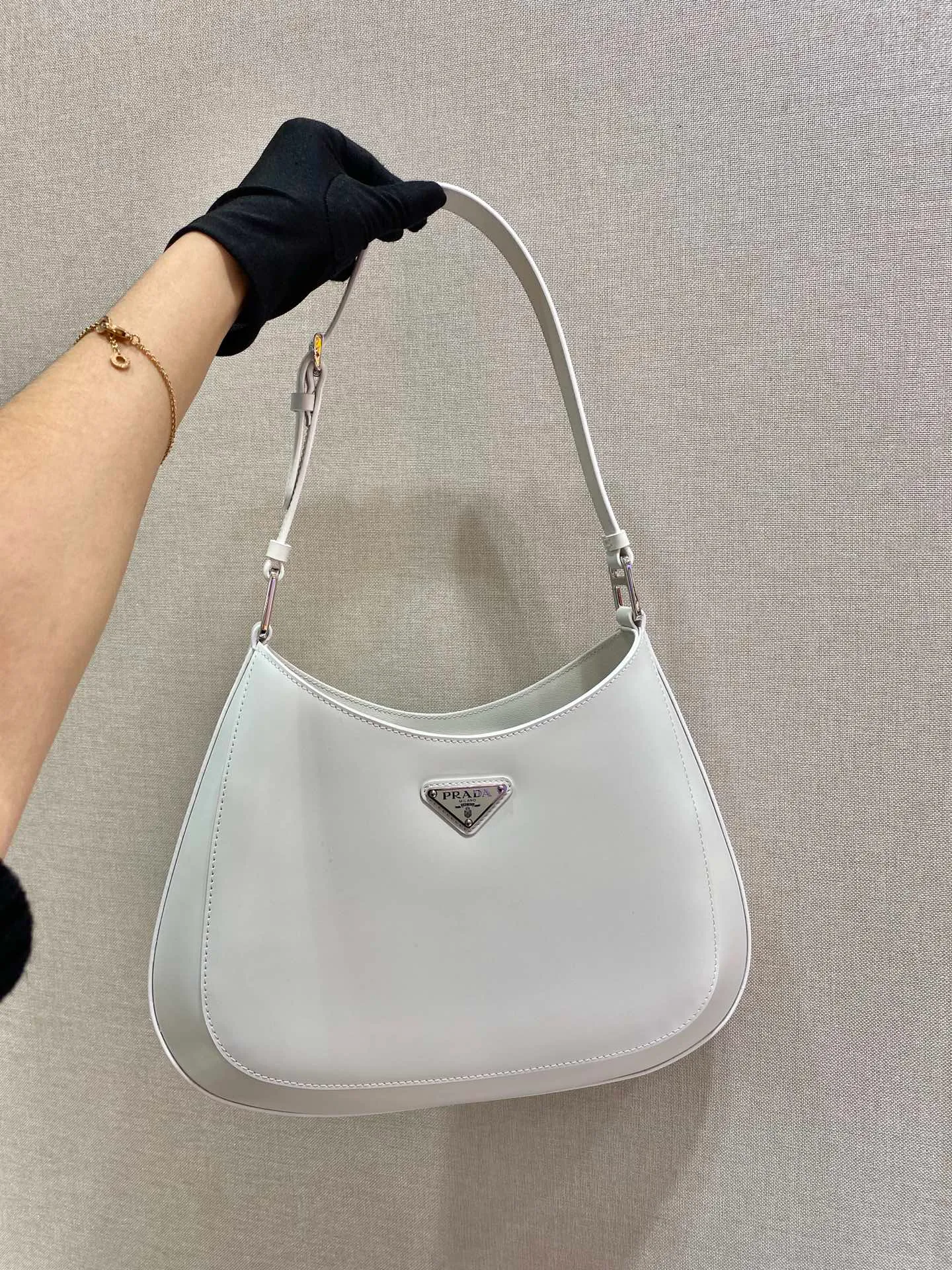 💰1320🎉New armpit bag🎉Large size🎉Large size🎉New second-hand armpit bag😘😘 This year's popular second-hand armpit bag has always been very popular. The whole leather is delicate and smooth. The special-shaped bag design is cool and fashionable. Another popular model for internet celebrity planting🙊🙊 Style number: 1BC156 Length 30x Height 18.5x Bottom 4cm
