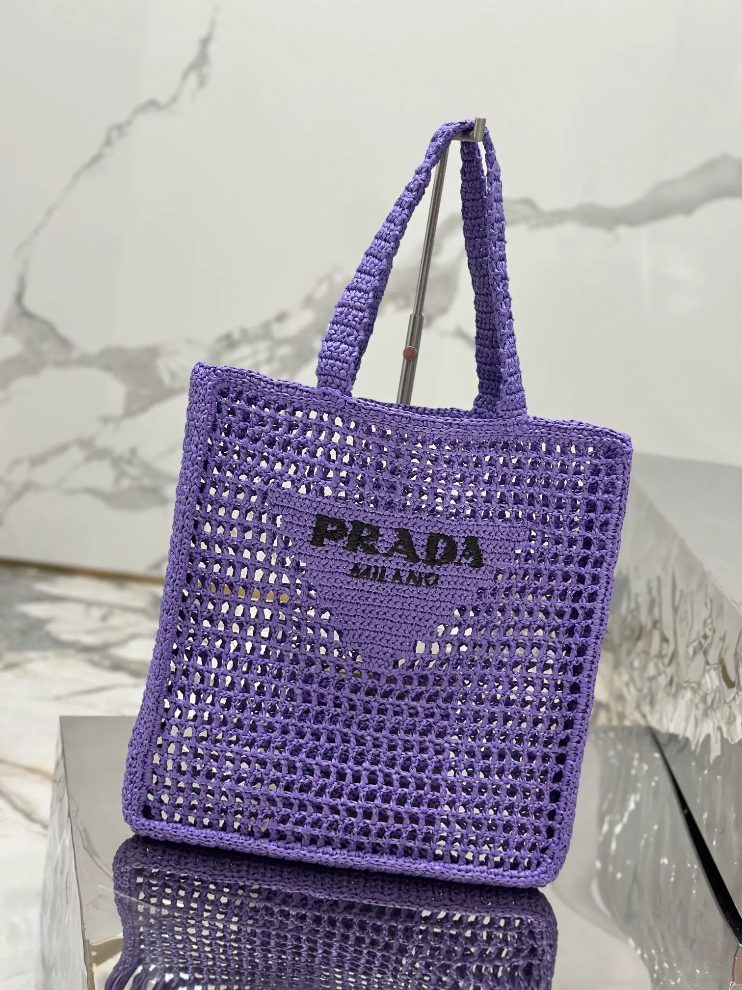 💰1160🌟Raffia woven tote bag This soft deconstructed tote bag is made of raffia fiber material. The light and natural material expresses the summer mood. The iconic house triangle logo is reinterpreted and decorates the front of the bag, with an embroidered lettering logo in the center to evoke the brand's style. Dimensions: length 36x height 38x bottom 3cm Style number: 1BG393