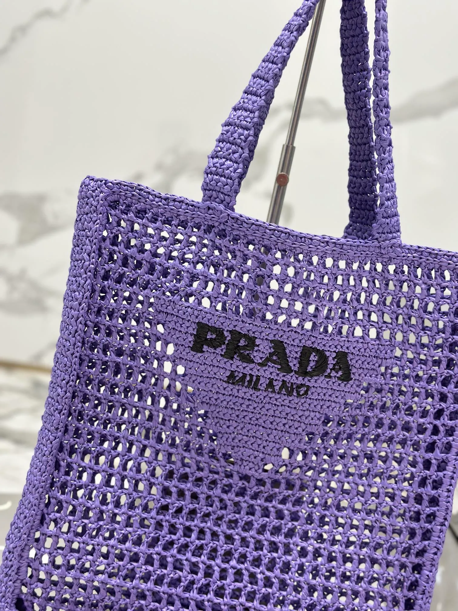 💰1160🌟Raffia woven tote bag This soft deconstructed tote bag is made of raffia fiber material. The light and natural material expresses the summer mood. The iconic house triangle logo is reinterpreted and decorates the front of the bag, with an embroidered lettering logo in the center to evoke the brand's style. Dimensions: length 36x height 38x bottom 3cm Style number: 1BG393