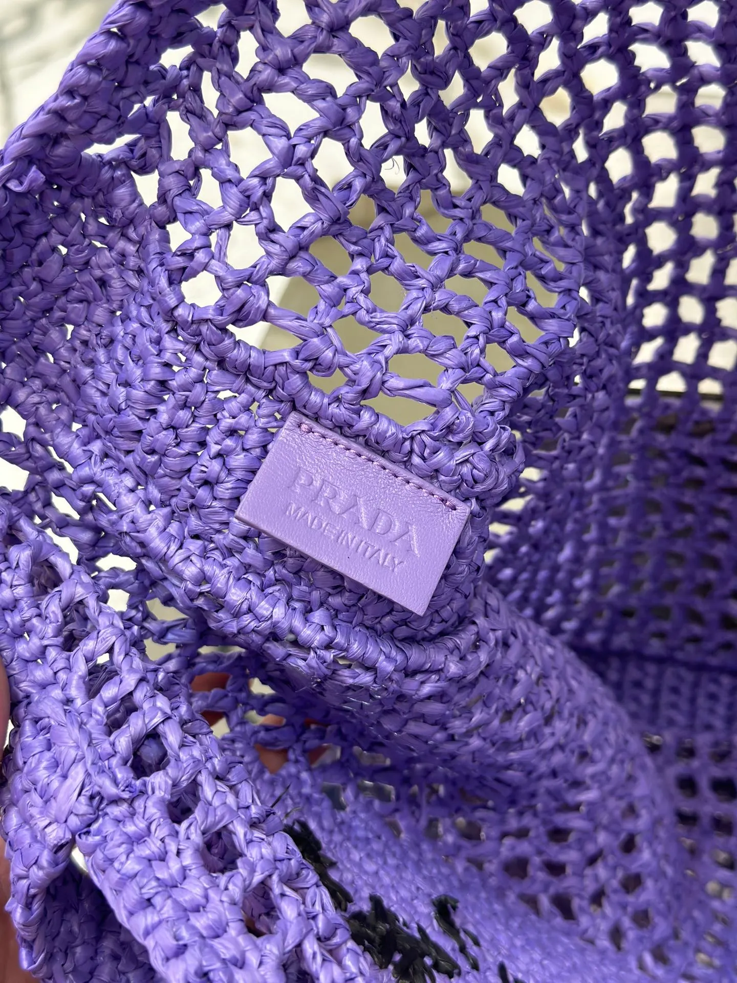 💰1160🌟Raffia woven tote bag This soft deconstructed tote bag is made of raffia fiber material. The light and natural material expresses the summer mood. The iconic house triangle logo is reinterpreted and decorates the front of the bag, with an embroidered lettering logo in the center to evoke the brand's style. Dimensions: length 36x height 38x bottom 3cm Style number: 1BG393
