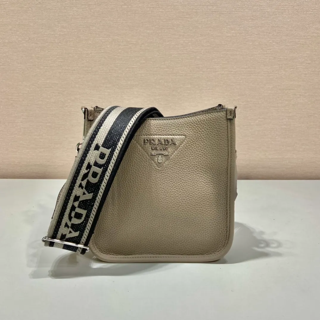 💰1600👏New double shoulder strap bag👏1BH191/tote bag This leather mini shoulder bag has a simple design. A metallic triangle logo on the front adds signature tone. Equipped with detachable logo-printed webbing and leather shoulder straps, it can be exchanged at any time for different outfits and occasions😘😘to highlight its modern style. High fashion is the main fashion for daily matching. Hurry up and get it, it’s so beautiful👏👏 Length 19x height 20x base 6cm👏👏