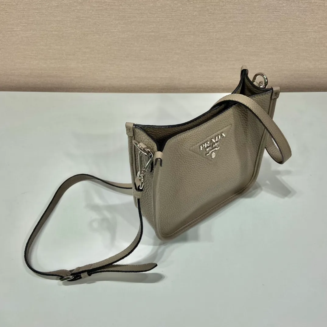 💰1600👏New double shoulder strap bag👏1BH191/tote bag This leather mini shoulder bag has a simple design. A metallic triangle logo on the front adds signature tone. Equipped with detachable logo-printed webbing and leather shoulder straps, it can be exchanged at any time for different outfits and occasions😘😘to highlight its modern style. High fashion is the main fashion for daily matching. Hurry up and get it, it’s so beautiful👏👏 Length 19x height 20x base 6cm👏👏