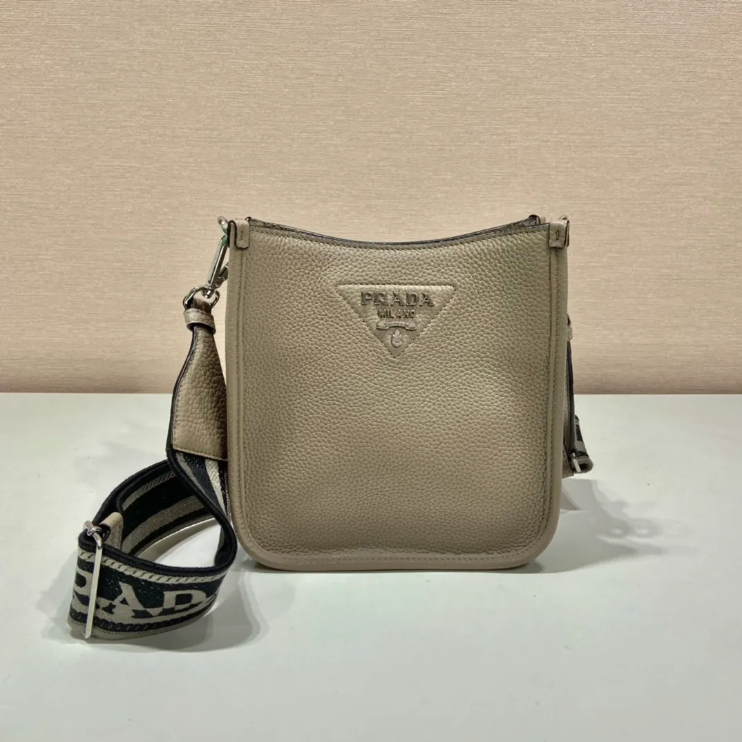 💰1600👏New double shoulder strap bag👏1BH191/tote bag This leather mini shoulder bag has a simple design. A metallic triangle logo on the front adds signature tone. Equipped with detachable logo-printed webbing and leather shoulder straps, it can be exchanged at any time for different outfits and occasions😘😘to highlight its modern style. High fashion is the main fashion for daily matching. Hurry up and get it, it’s so beautiful👏👏 Length 19x height 20x base 6cm👏👏