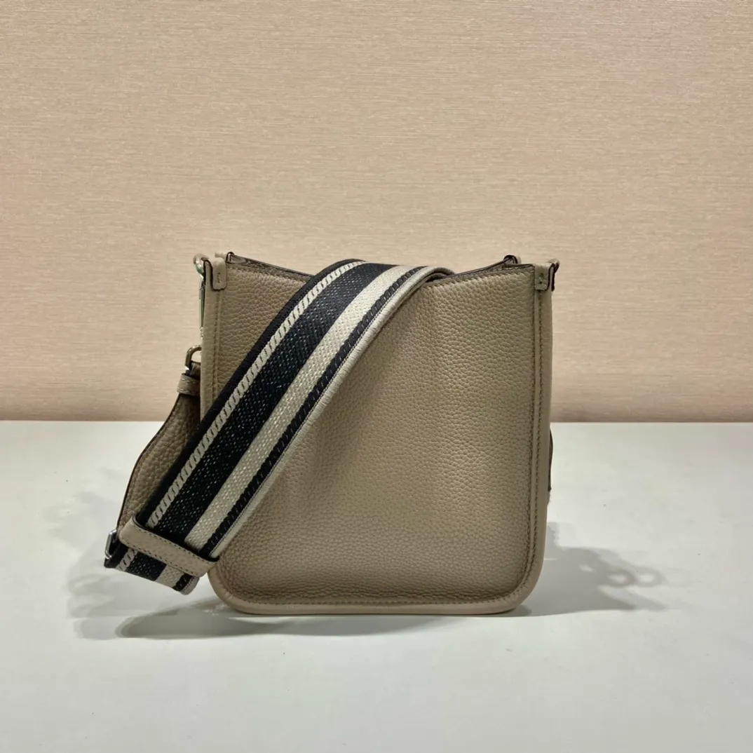 💰1600👏New double shoulder strap bag👏1BH191/tote bag This leather mini shoulder bag has a simple design. A metallic triangle logo on the front adds signature tone. Equipped with detachable logo-printed webbing and leather shoulder straps, it can be exchanged at any time for different outfits and occasions😘😘to highlight its modern style. High fashion is the main fashion for daily matching. Hurry up and get it, it’s so beautiful👏👏 Length 19x height 20x base 6cm👏👏