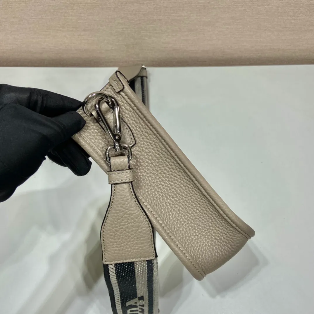 💰1600👏New double shoulder strap bag👏1BH191/tote bag This leather mini shoulder bag has a simple design. A metallic triangle logo on the front adds signature tone. Equipped with detachable logo-printed webbing and leather shoulder straps, it can be exchanged at any time for different outfits and occasions😘😘to highlight its modern style. High fashion is the main fashion for daily matching. Hurry up and get it, it’s so beautiful👏👏 Length 19x height 20x base 6cm👏👏