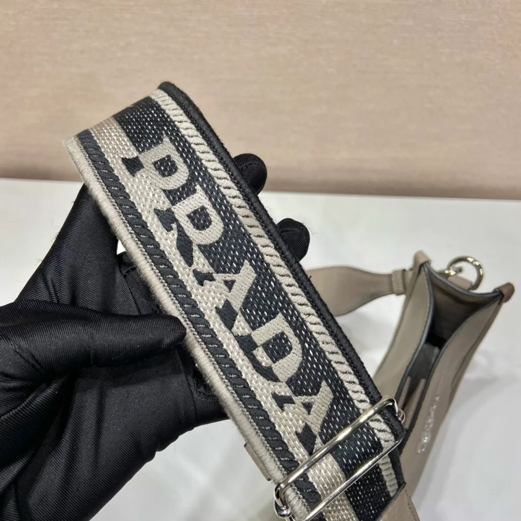 💰1600👏New double shoulder strap bag👏1BH191/tote bag This leather mini shoulder bag has a simple design. A metallic triangle logo on the front adds signature tone. Equipped with detachable logo-printed webbing and leather shoulder straps, it can be exchanged at any time for different outfits and occasions😘😘to highlight its modern style. High fashion is the main fashion for daily matching. Hurry up and get it, it’s so beautiful👏👏 Length 19x height 20x base 6cm👏👏
