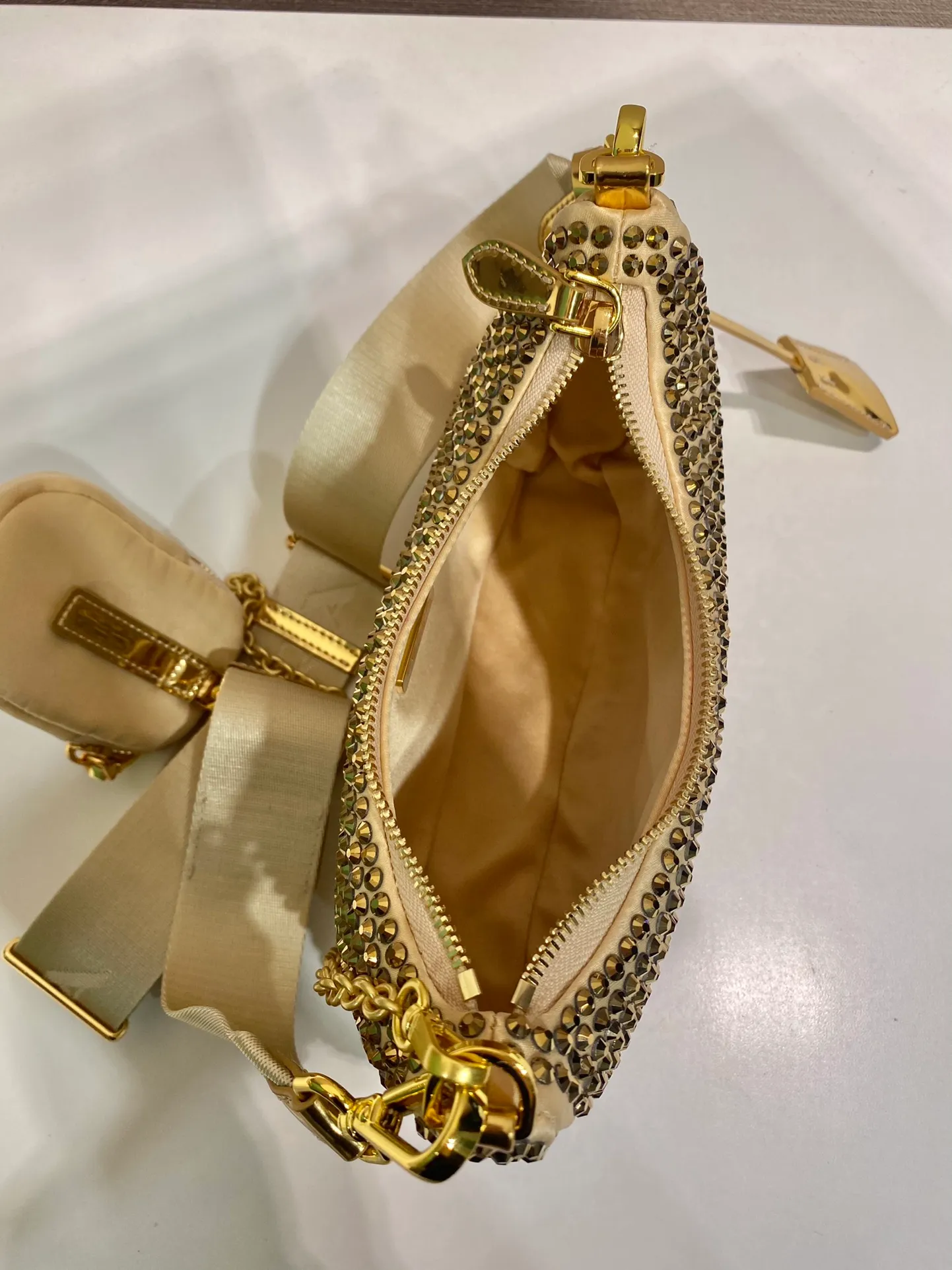 💰1500🎉Flash diamond three-in-one🎉1BH204 flash diamond🎉🎉 The most beautiful and sparkling rhinestones ؔ😘😘Imported diamond mesh. Shiny appearance. The blingbling effect under night light is very eye-catching. The return rate is very high🙈🙈One pack has three uses😘😘My favorite thing is that there is a small pendant (small bag) hanging on the shoulder strap, and people will praise it wherever I take it😘This kind of sparkling diamond bag is also very easy to match with clothes. Length 22x Height 16x Bottom 6cm