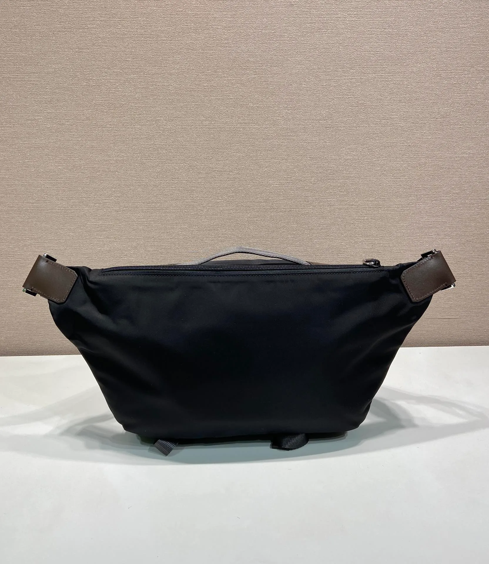💰1320🎉New messenger bag🎉2VH201🎉🎉 This multifunctional and dynamic shoulder bag combines urban style with outdoor elements. This Re-Nylon bag has a lightweight, roomy design with a large exterior pocket and leather trim. With adjustable technical cord, flat padded nylon strap handle, adjustable nylon strap shoulder strap. Zipper closure, large capacity and fashionable upper body effect, get it now. Another popular style that will never go out of style🎉🎉 Length 30x Height 22x Bottom 10cm🎉🎉🎉💰💰💰