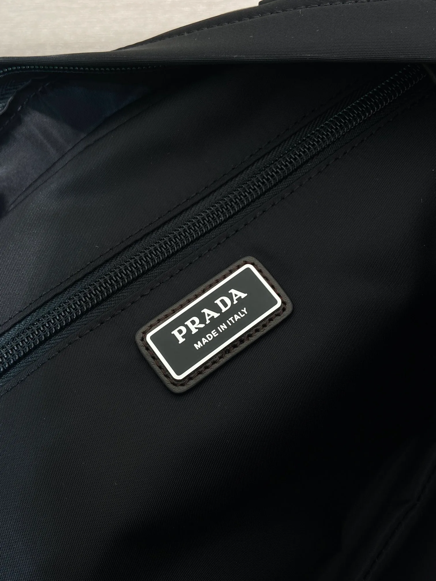 💰1320🎉New messenger bag🎉2VH201🎉🎉 This multifunctional and dynamic shoulder bag combines urban style with outdoor elements. This Re-Nylon bag has a lightweight, roomy design with a large exterior pocket and leather trim. With adjustable technical cord, flat padded nylon strap handle, adjustable nylon strap shoulder strap. Zipper closure, large capacity and fashionable upper body effect, get it now. Another popular style that will never go out of style🎉🎉 Length 30x Height 22x Bottom 10cm🎉🎉🎉💰💰💰