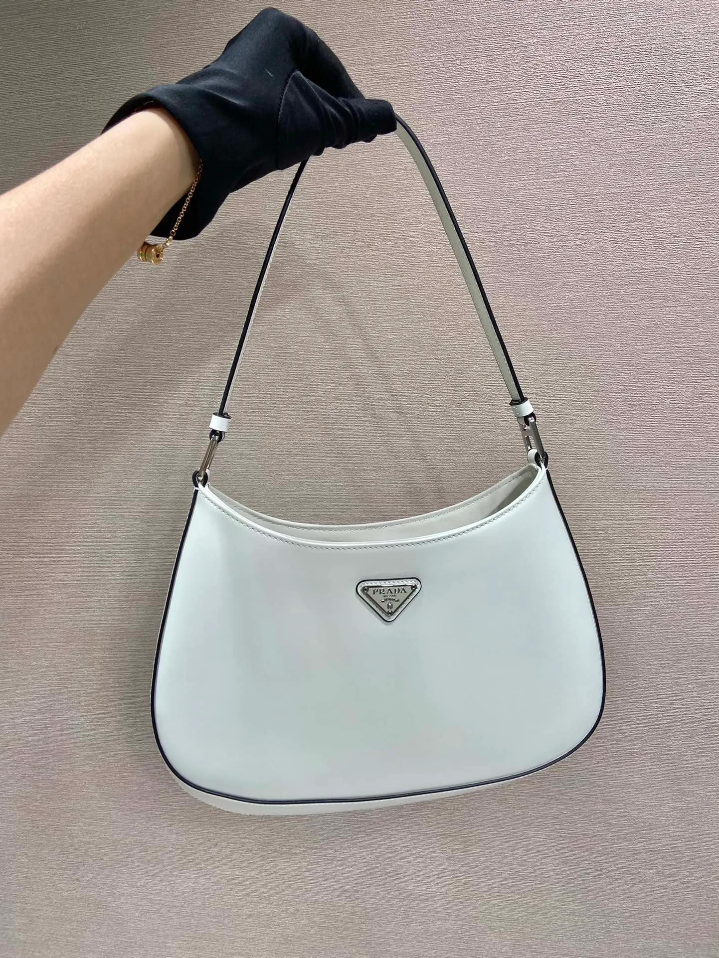 💰1120🎉New armpit bag🎉New second-hand armpit bag😘😘New color🎉 This year’s hot second-hand armpit bag has always been very popular. The whole leather is delicate and smooth. The special-shaped bag design is cool and fashionable, with enough capacity. It is light and can be packed. It is perfect without being outdated. The retro-feel concave shape is another popular style that has been popular among internet celebrities🙊🙊 Style number: 1BC499 Length 26.5x Height 15x Bottom 4cm