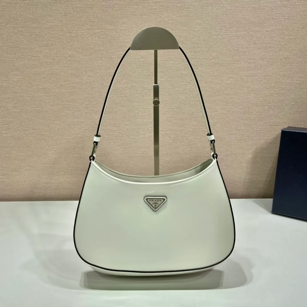 💰1120🎉New armpit bag🎉New second-hand armpit bag😘😘New color🎉 This year’s hot second-hand armpit bag has always been very popular. The whole leather is delicate and smooth. The special-shaped bag design is cool and fashionable, with enough capacity. It is light and can be packed. It is perfect without being outdated. The retro-feel concave shape is another popular style that has been popular among internet celebrities🙊🙊 Style number: 1BC499 Length 26.5x Height 15x Bottom 4cm