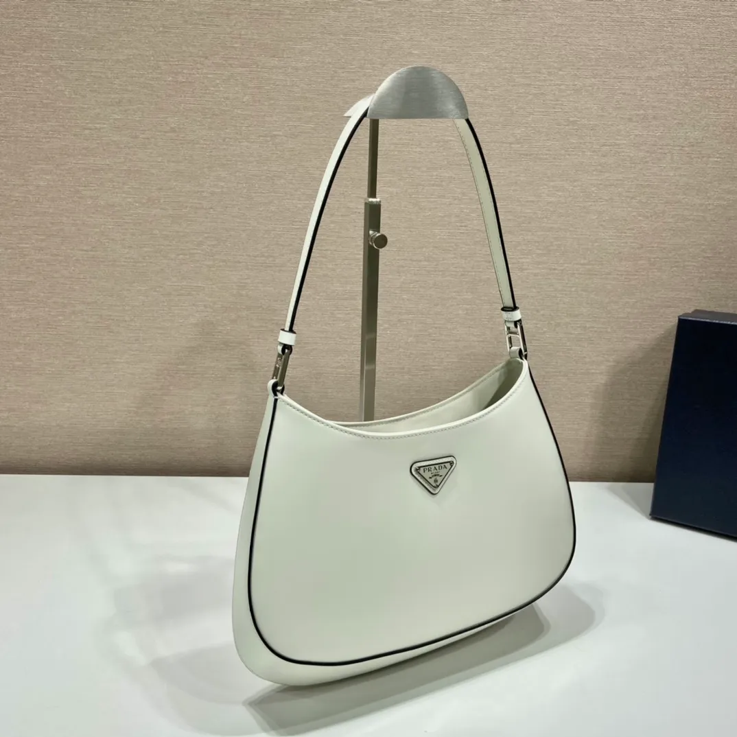 💰1120🎉New armpit bag🎉New second-hand armpit bag😘😘New color🎉 This year’s hot second-hand armpit bag has always been very popular. The whole leather is delicate and smooth. The special-shaped bag design is cool and fashionable, with enough capacity. It is light and can be packed. It is perfect without being outdated. The retro-feel concave shape is another popular style that has been popular among internet celebrities🙊🙊 Style number: 1BC499 Length 26.5x Height 15x Bottom 4cm