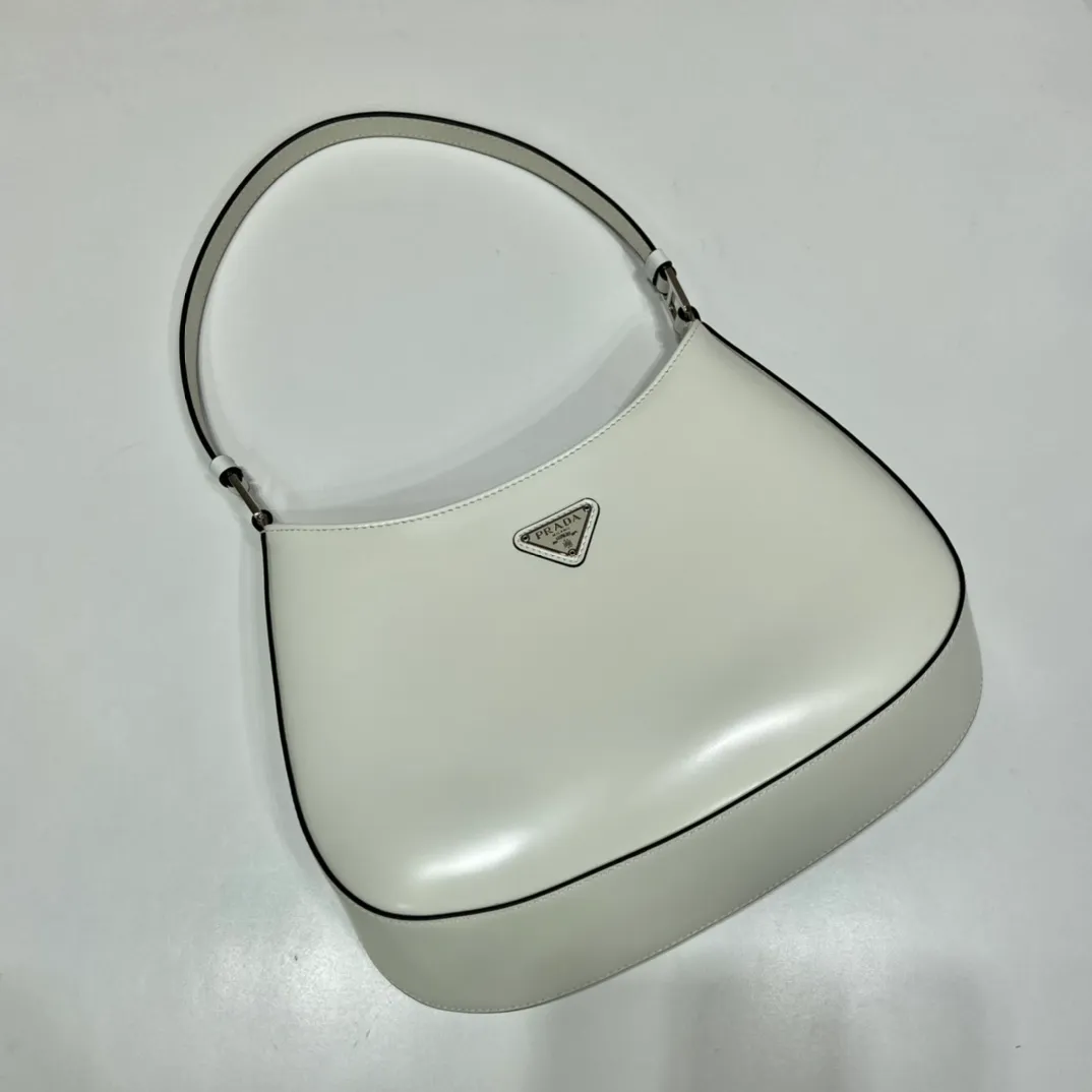 💰1120🎉New armpit bag🎉New second-hand armpit bag😘😘New color🎉 This year’s hot second-hand armpit bag has always been very popular. The whole leather is delicate and smooth. The special-shaped bag design is cool and fashionable, with enough capacity. It is light and can be packed. It is perfect without being outdated. The retro-feel concave shape is another popular style that has been popular among internet celebrities🙊🙊 Style number: 1BC499 Length 26.5x Height 15x Bottom 4cm