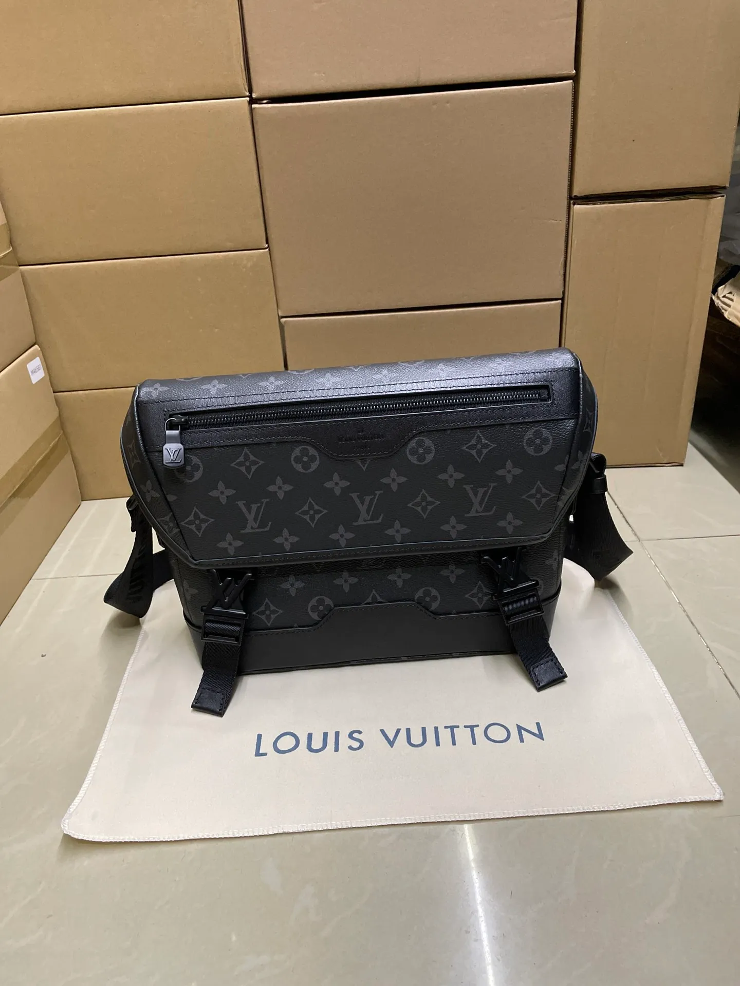 P¥820👉nfc163C01 dynamic chip version👈 [Top inspection-free all-steel hardware] M12517 black flower Voyager small messenger bag is made of Monogram Eclipse canvas to create a comfortable and portable configuration, which can easily accommodate tablets, chargers and other daily needs. The quick-release buckle features the LV monogram, and the adjustable shoulder strap allows for shoulder or cross-body wear. 22.5 x 11 x 33 cm (height x width x length)