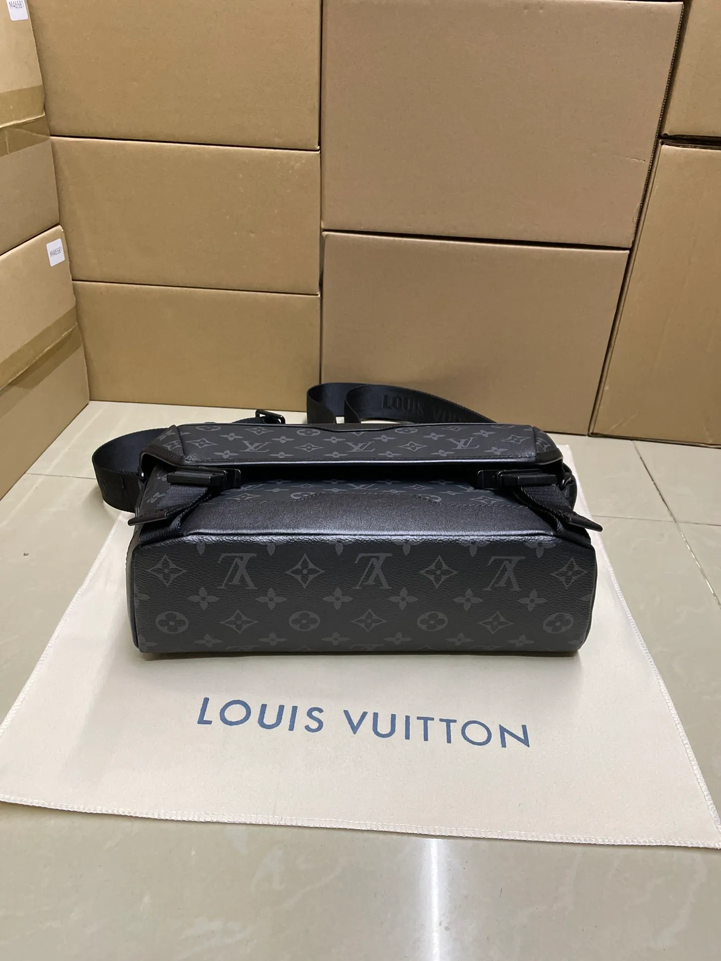 P¥820👉nfc163C01 dynamic chip version👈 [Top inspection-free all-steel hardware] M12517 black flower Voyager small messenger bag is made of Monogram Eclipse canvas to create a comfortable and portable configuration, which can easily accommodate tablets, chargers and other daily needs. The quick-release buckle features the LV monogram, and the adjustable shoulder strap allows for shoulder or cross-body wear. 22.5 x 11 x 33 cm (height x width x length)