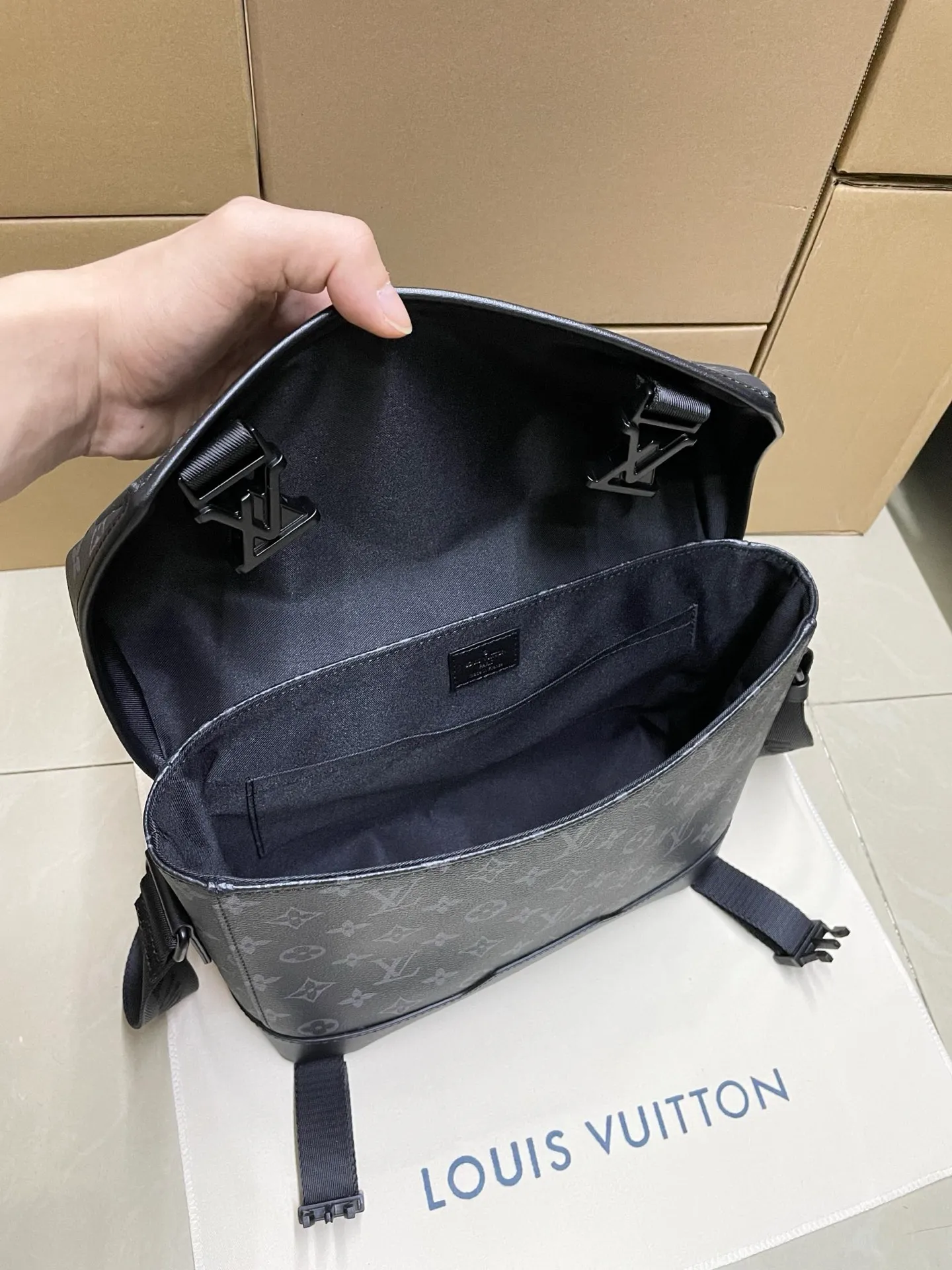 P¥820👉nfc163C01 dynamic chip version👈 [Top inspection-free all-steel hardware] M12517 black flower Voyager small messenger bag is made of Monogram Eclipse canvas to create a comfortable and portable configuration, which can easily accommodate tablets, chargers and other daily needs. The quick-release buckle features the LV monogram, and the adjustable shoulder strap allows for shoulder or cross-body wear. 22.5 x 11 x 33 cm (height x width x length)