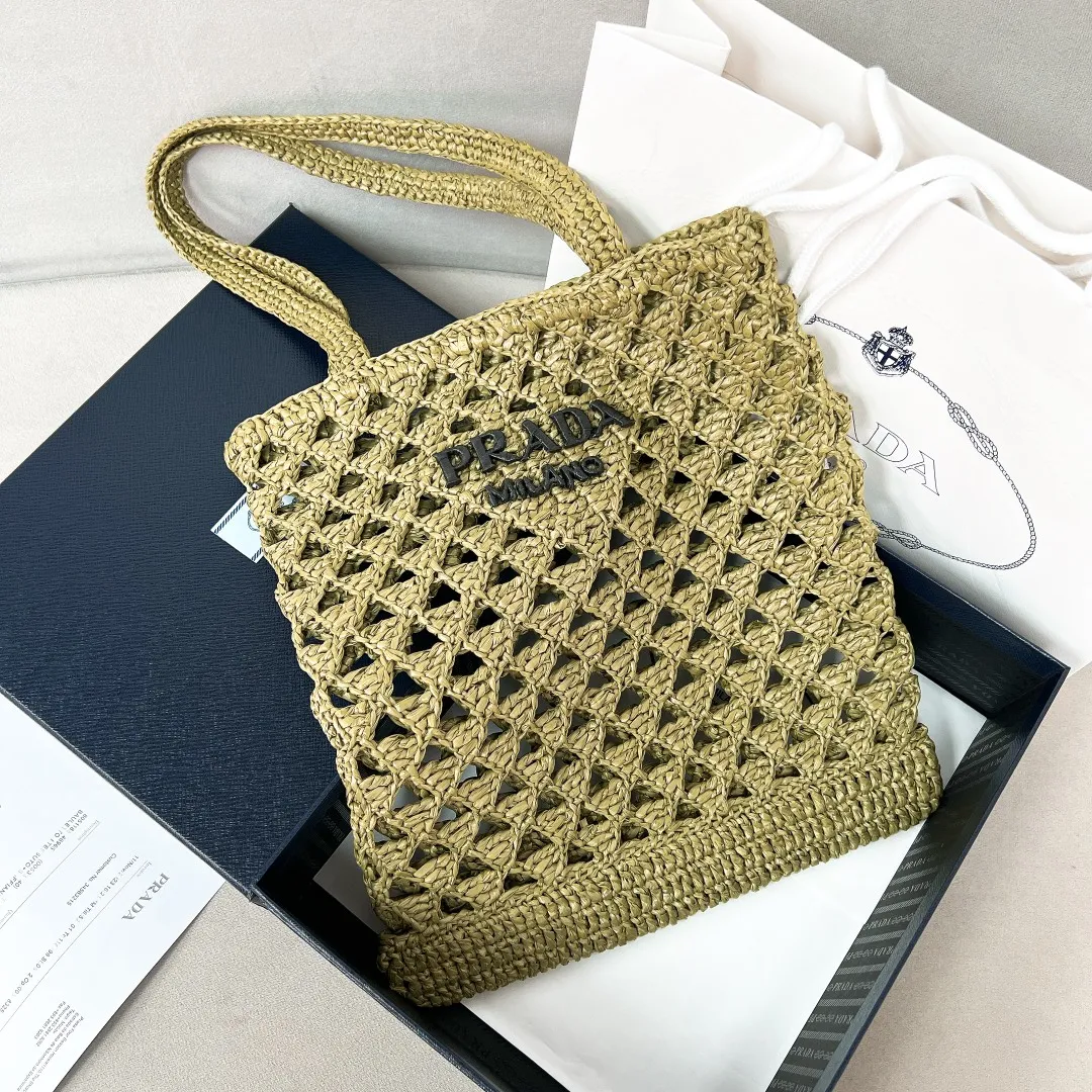 💰1360, new raffia beach bag 1BG493, an excellent choice for travel and vacation🏖️Handmade with raffia, the light and natural material expresses summer mood. Embroidered lettering triangle logo on the front, with long exquisite shoulder handles. Super large capacity and very light weight. Wear-resistant, waterproof, durable and good-looking. Can be carried by hand, shoulder or shoulder. New favorite of fashion trendsetters. Perfect details. Comparable to brick cabinets. Excellent 5🌟 evaluation Size: 30*29.5cm